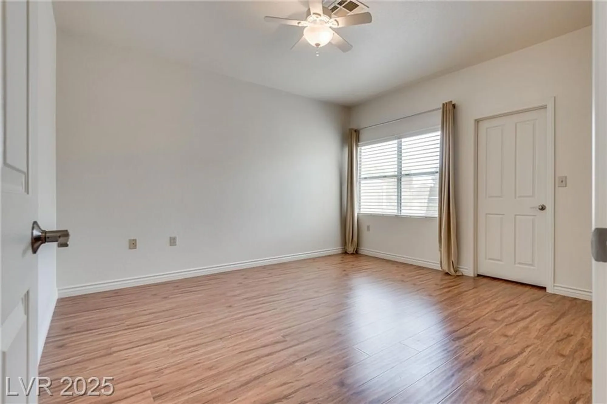 Property Slideshow image 18 of 29 | 421 wonderstone dr, Las Vegas, NV, 89107