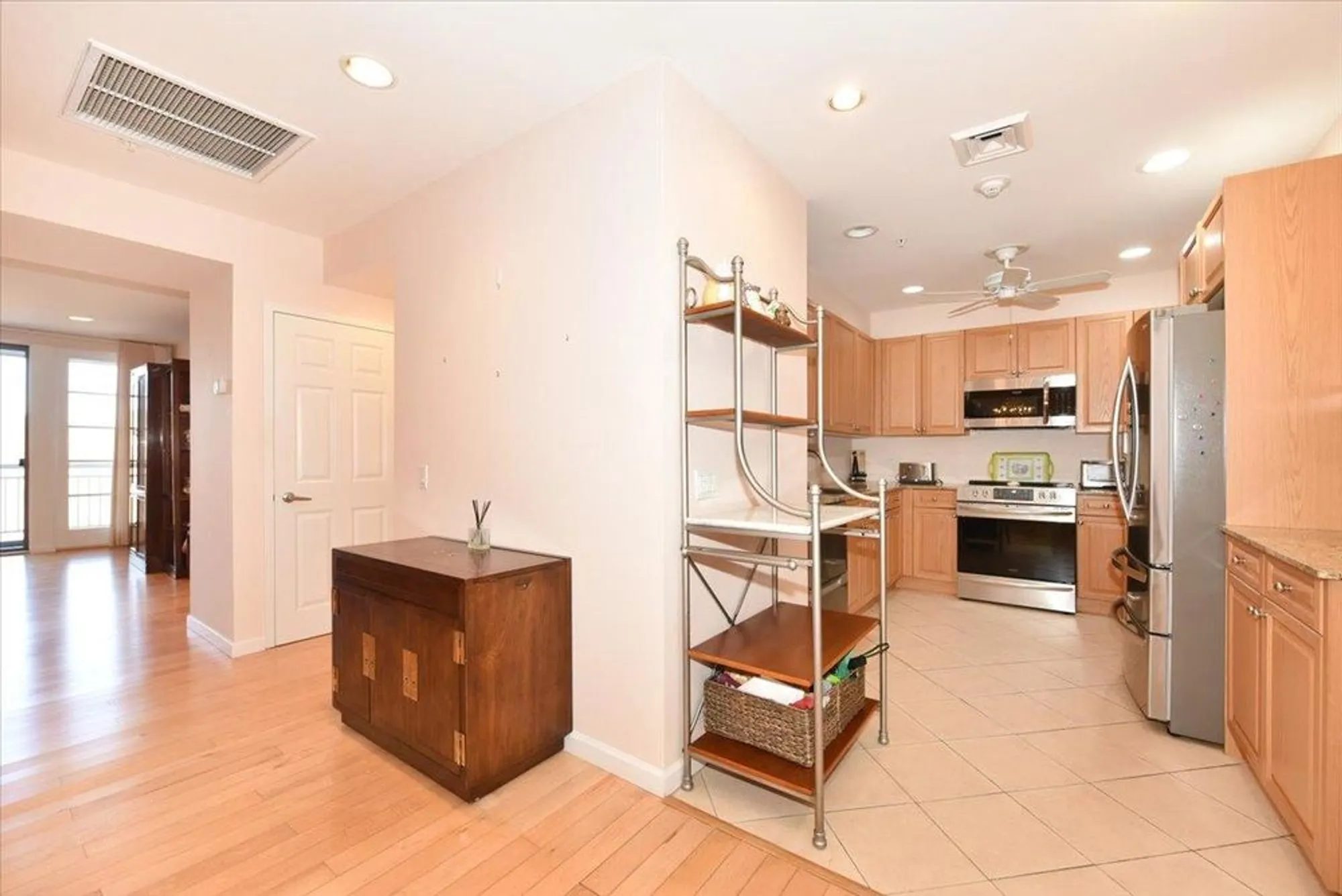 Property Slideshow image 10 of 27 | 100 harbor view dr 439, Port Washington, NY, 11050