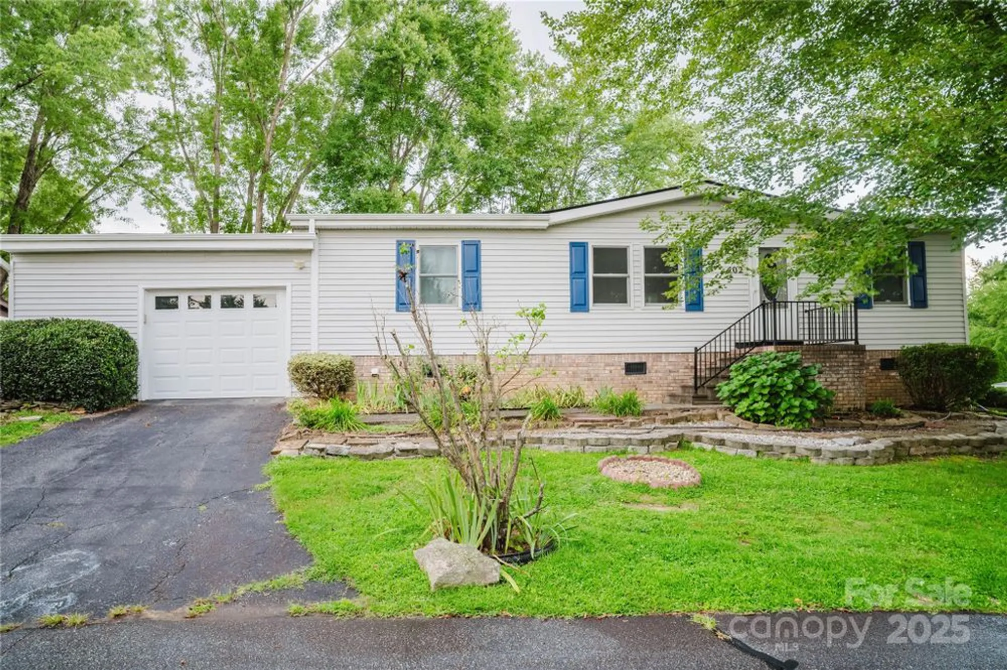 Property Slideshow image 4 of 34 | 402 deerfield ct, Hendersonville, NC, 28792