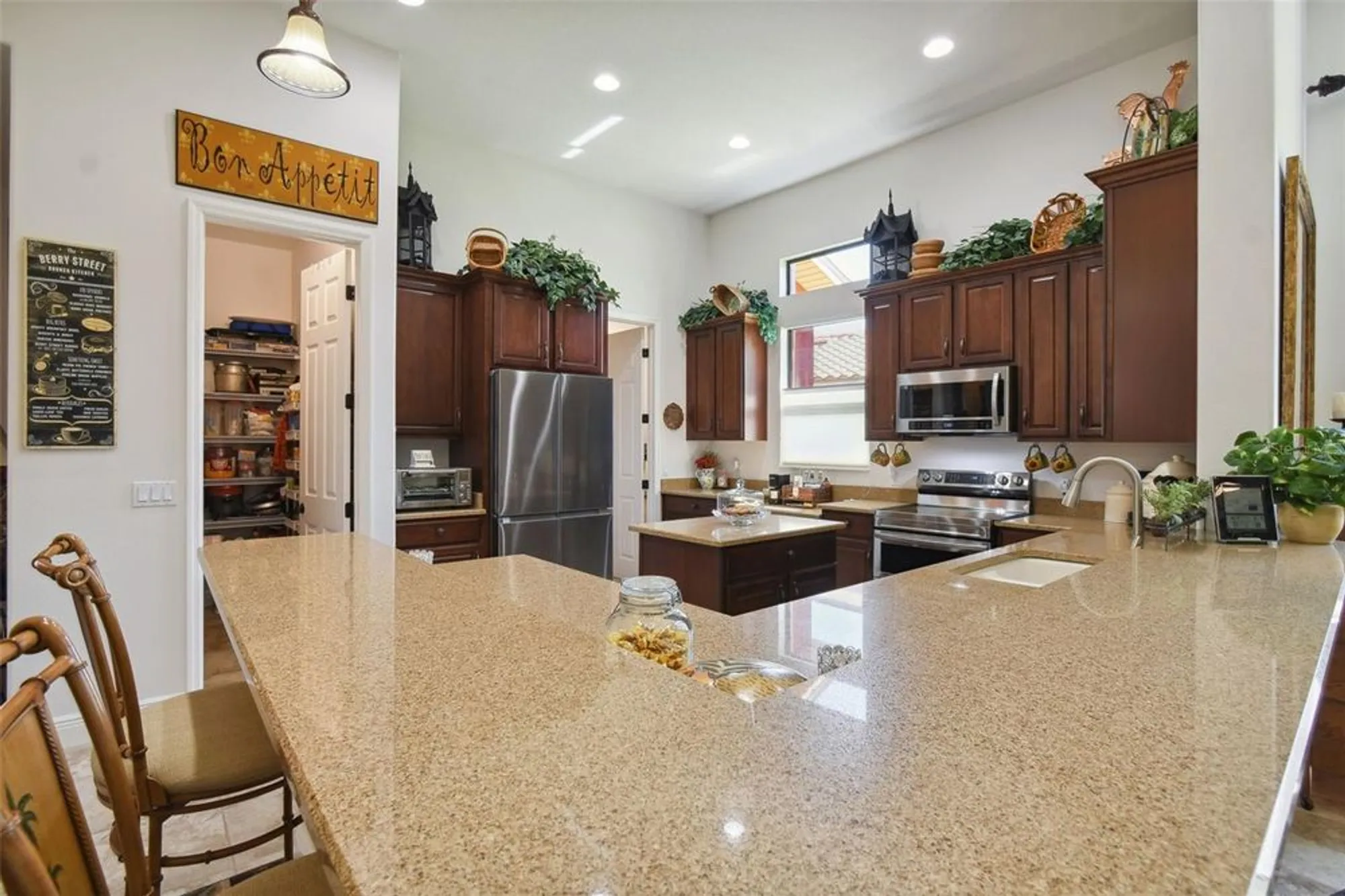 Property Slideshow image 7 of 52 | 806 ebb tide ln, Kissimmee, FL, 34759