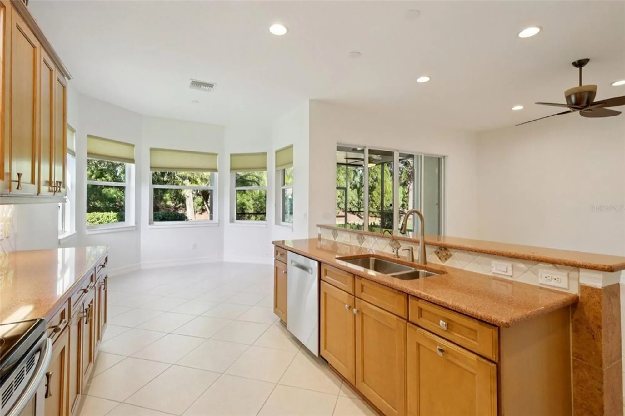Property Slideshow image 18 of 53 | 5004 sandy brook cir, Wimauma, FL, 33598