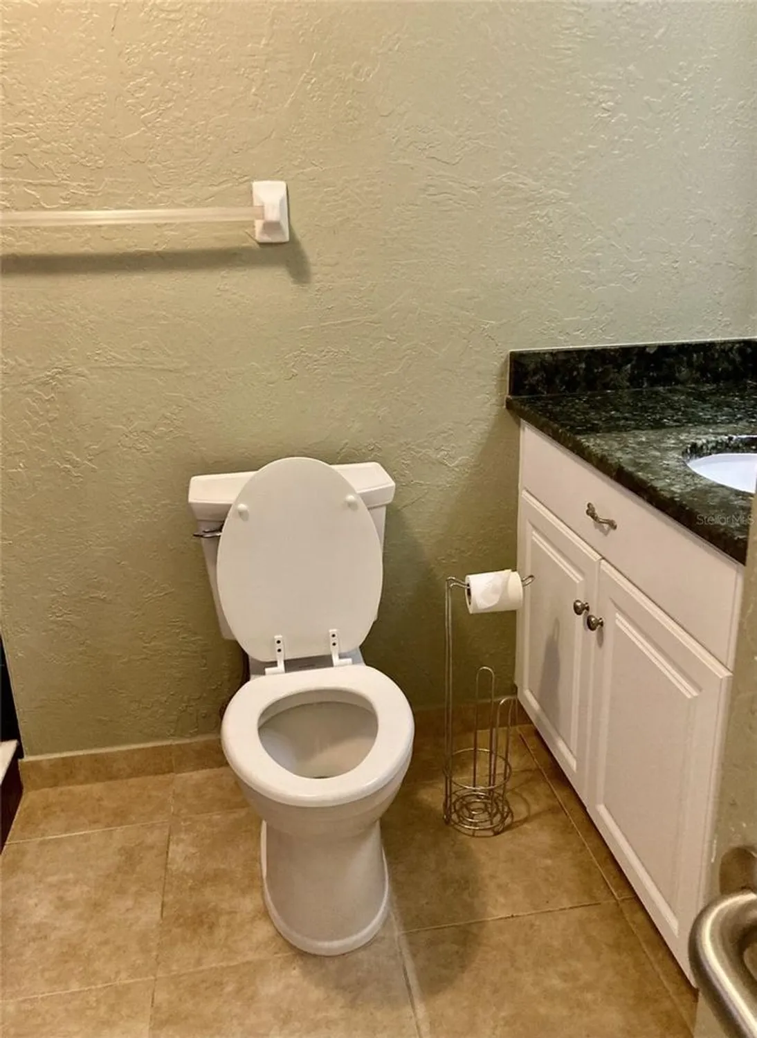 Property Slideshow image 14 of 23 | 304 47th avenue dr 112, Bradenton, FL, 34207