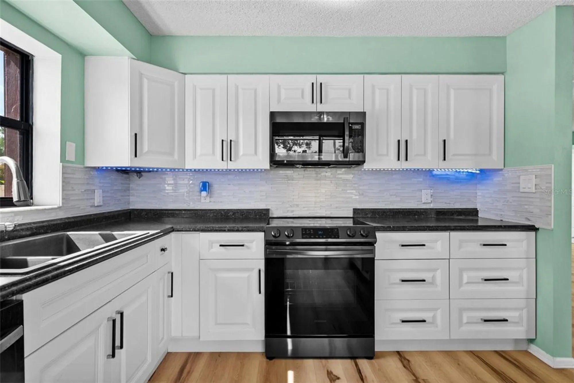 Property Slideshow image 14 of 50 | 6061 fairway ln 1411, Bradenton, FL, 34210