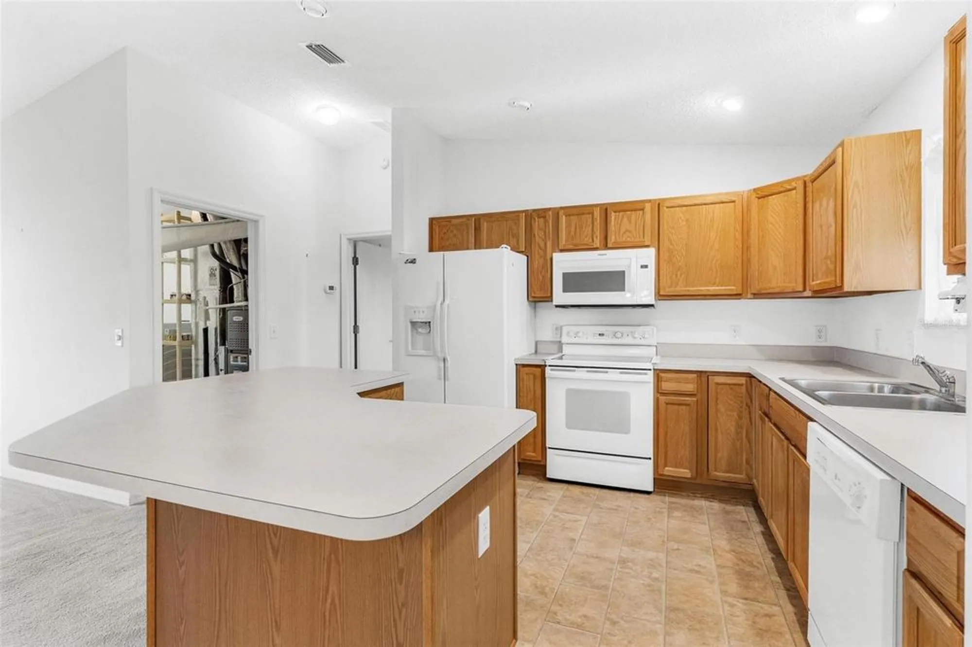 Property Slideshow image 14 of 45 | 2732 privada dr, The Villages, FL, 32162