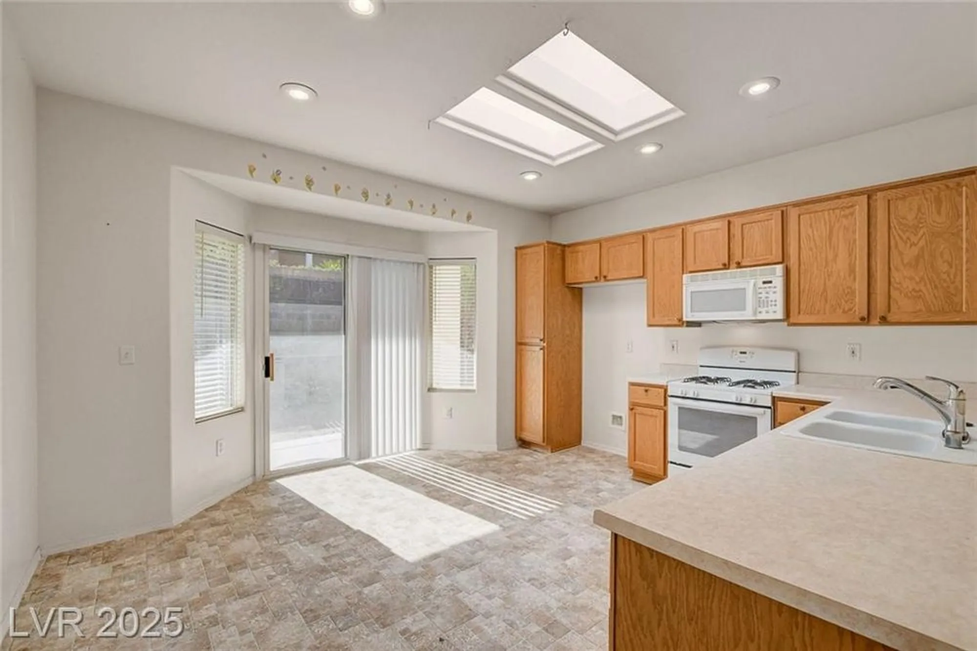 Property Slideshow image 13 of 45 | 2839 sapphire desert dr, Henderson, NV, 89052