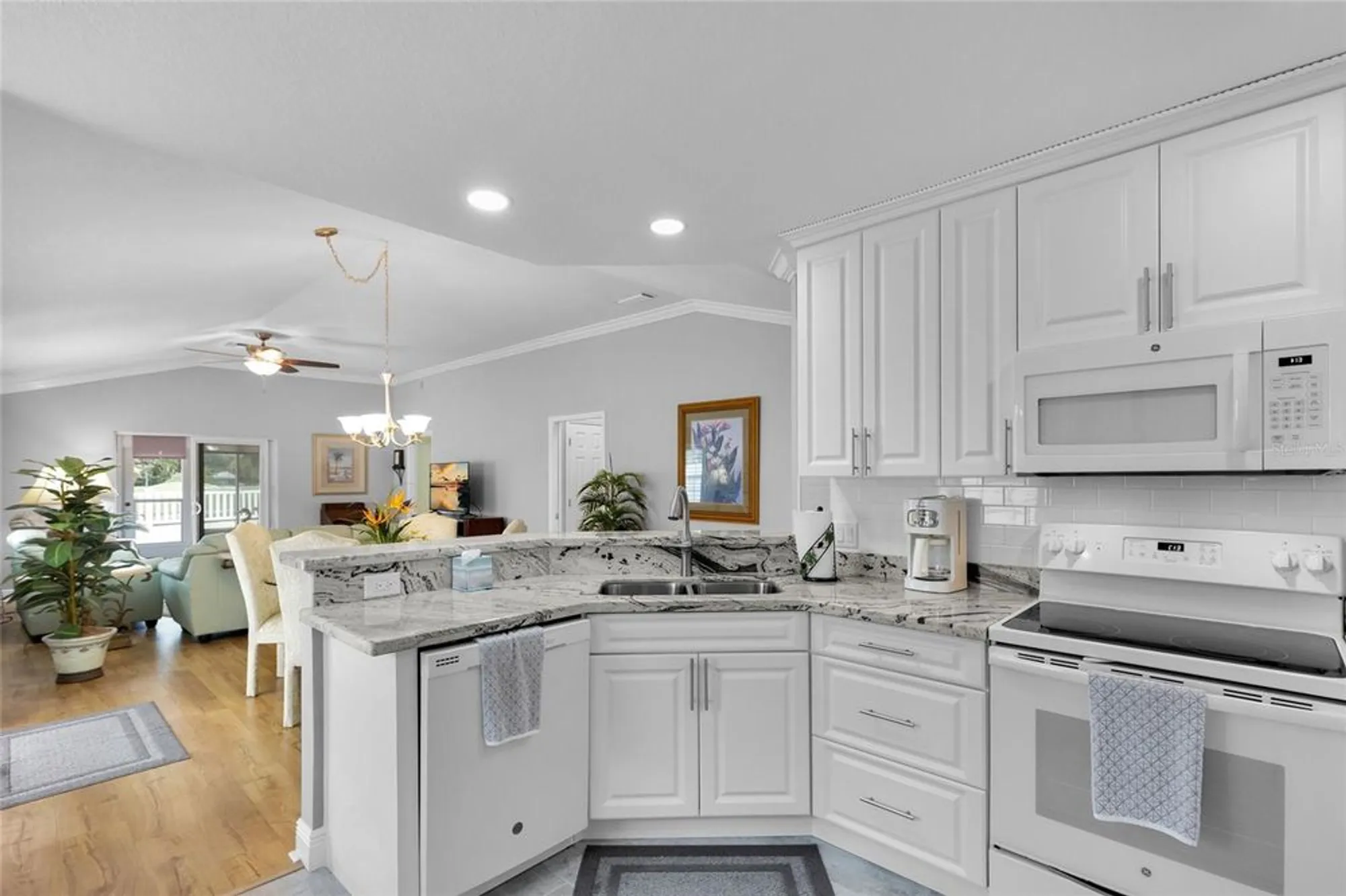 Property Slideshow image 9 of 45 | 916 medira dr, Lady Lake, FL, 32159