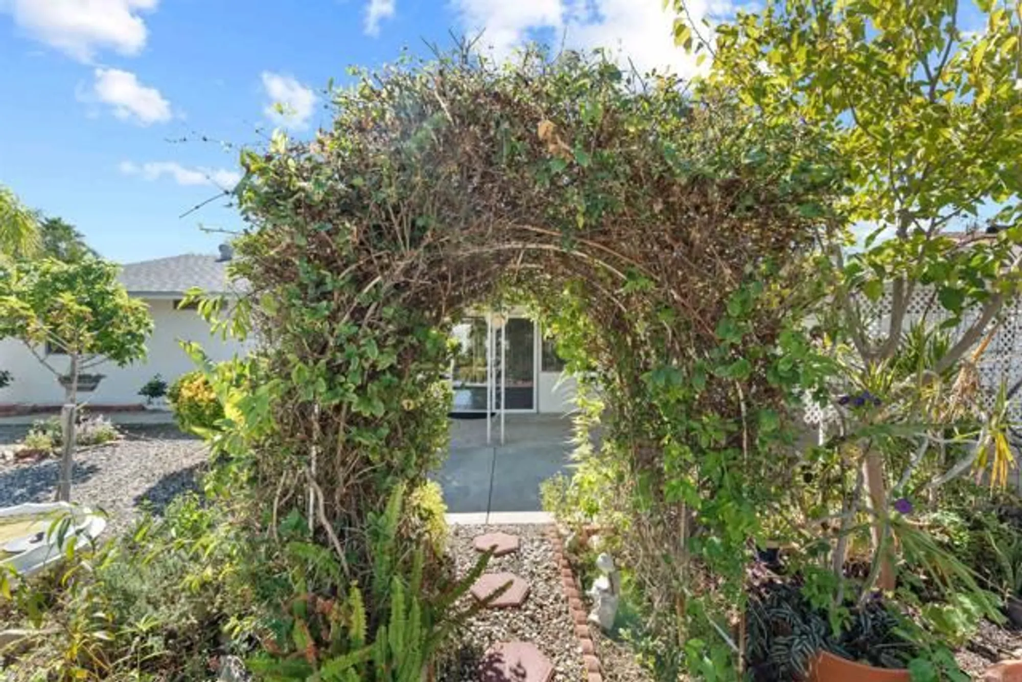 Property Slideshow image 17 of 28 | 25768 roanoke rd, Sun City, CA, 92586