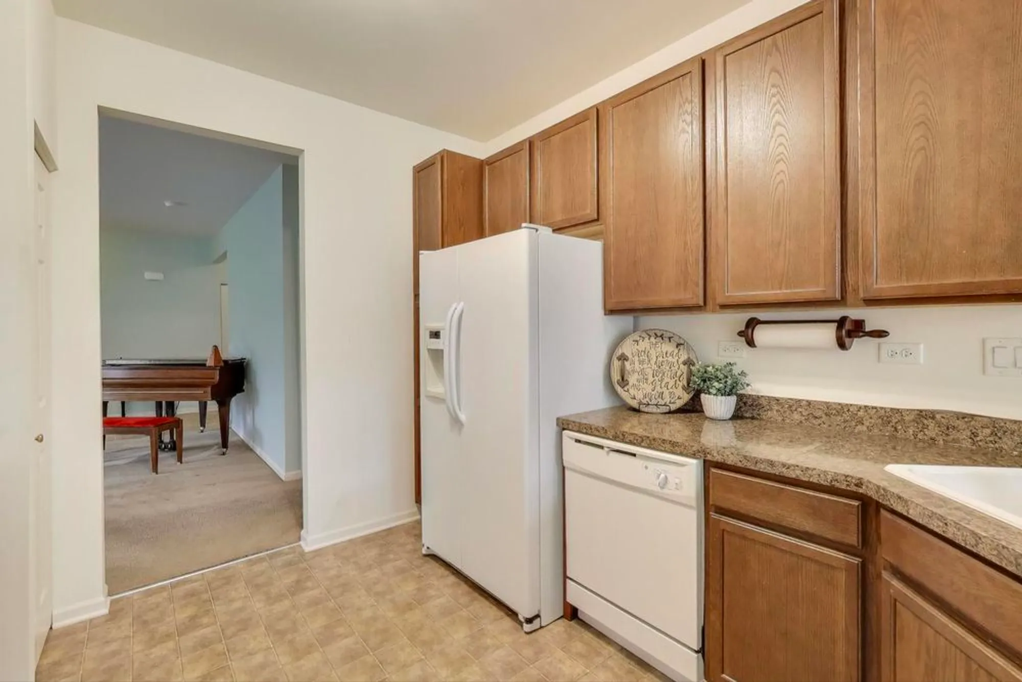 Property Slideshow image 7 of 27 | 1129 drury ln, Aurora, IL, 60502