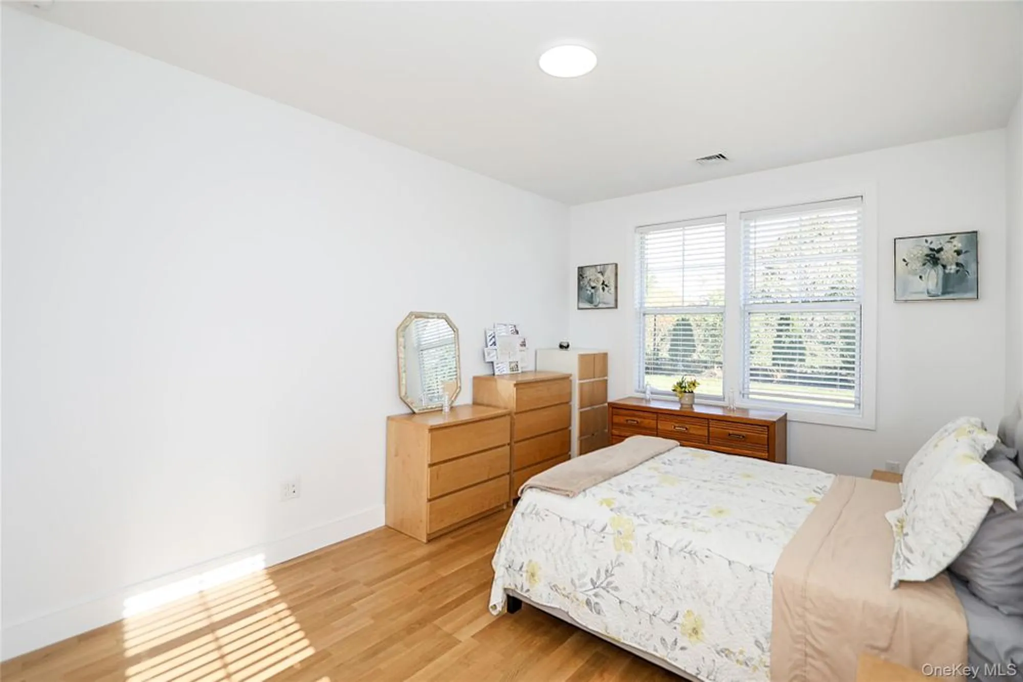 Property Slideshow image 22 of 29 | 209 breton way, Glen Cove, NY, 11542