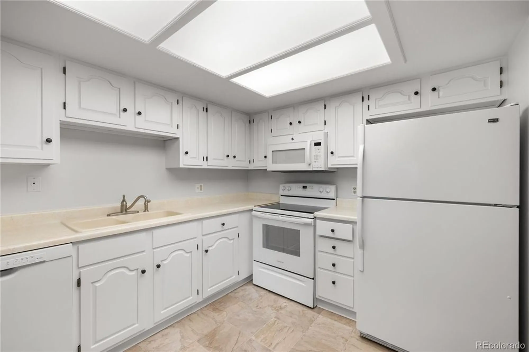 Property Slideshow image 14 of 25 | 13931 e marina dr apt 304, Aurora, CO, 80014