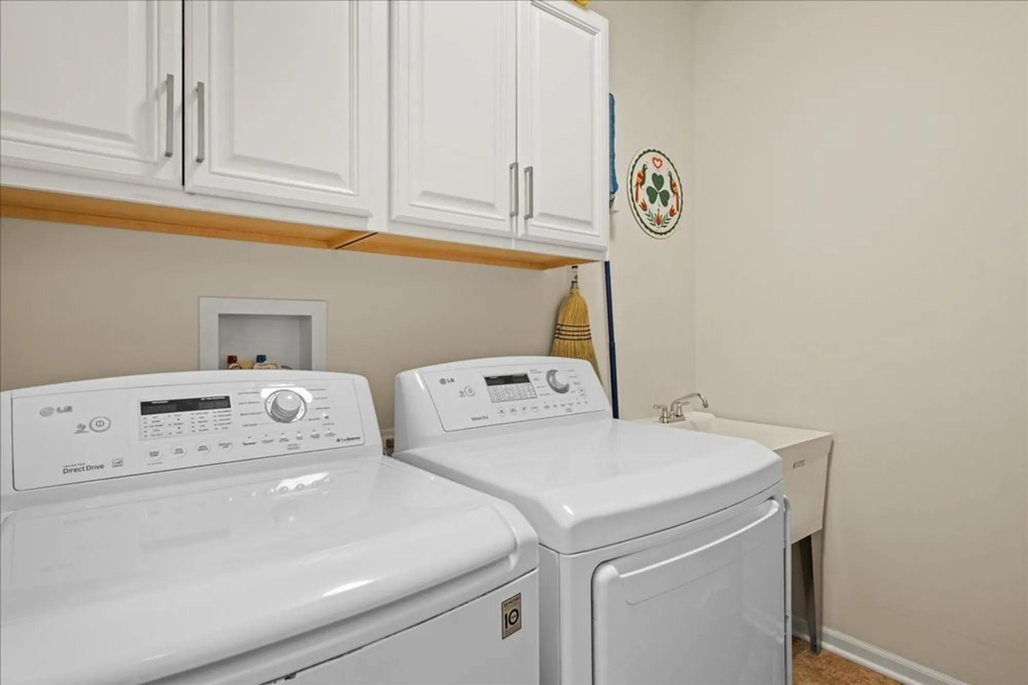 Property Slideshow image 26 of 30 | 1148 drury ln, Aurora, IL, 60502