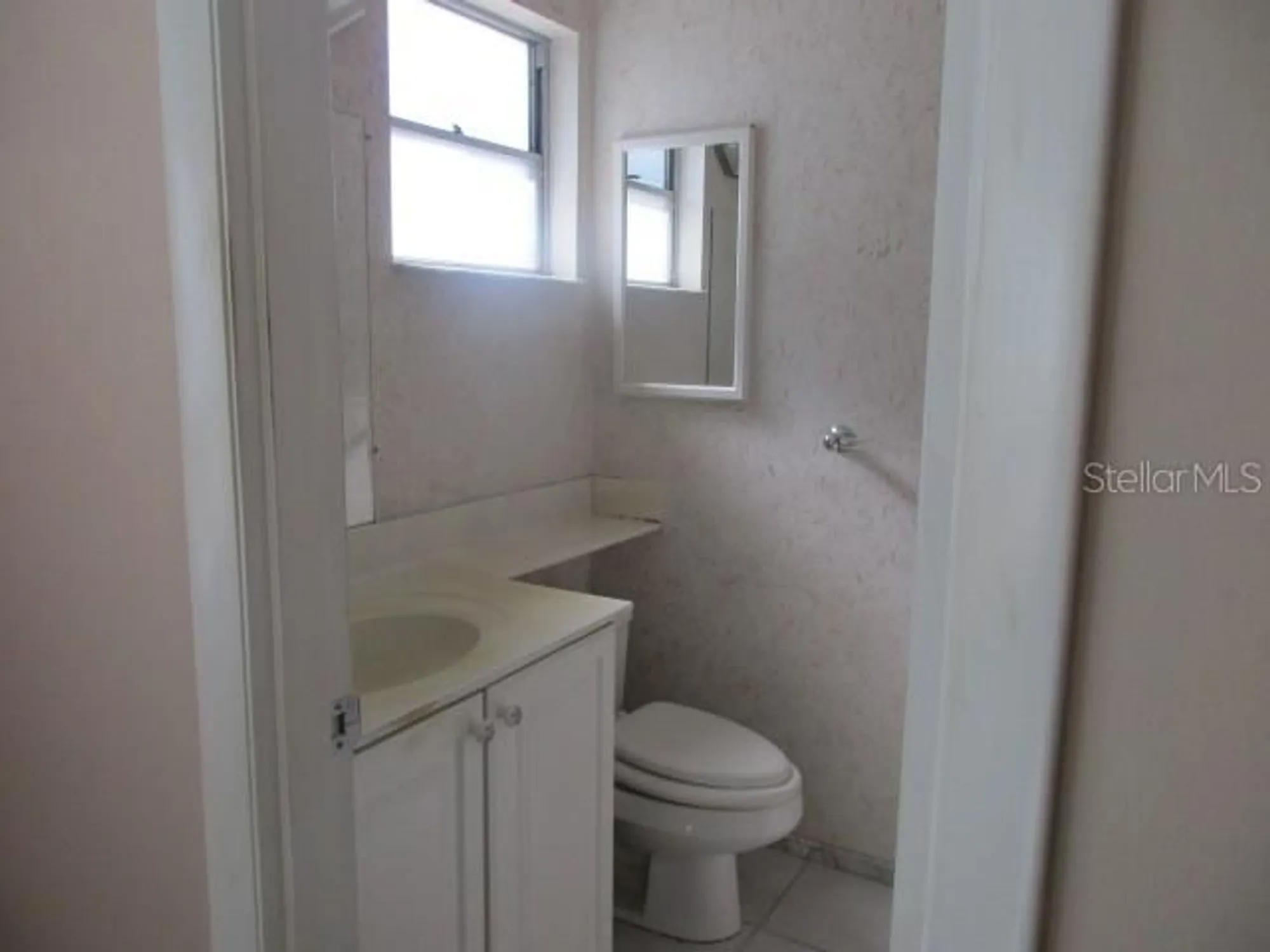 Property Slideshow image 11 of 17 | 5571 riverbluff cir # v1, Sarasota, FL, 34231