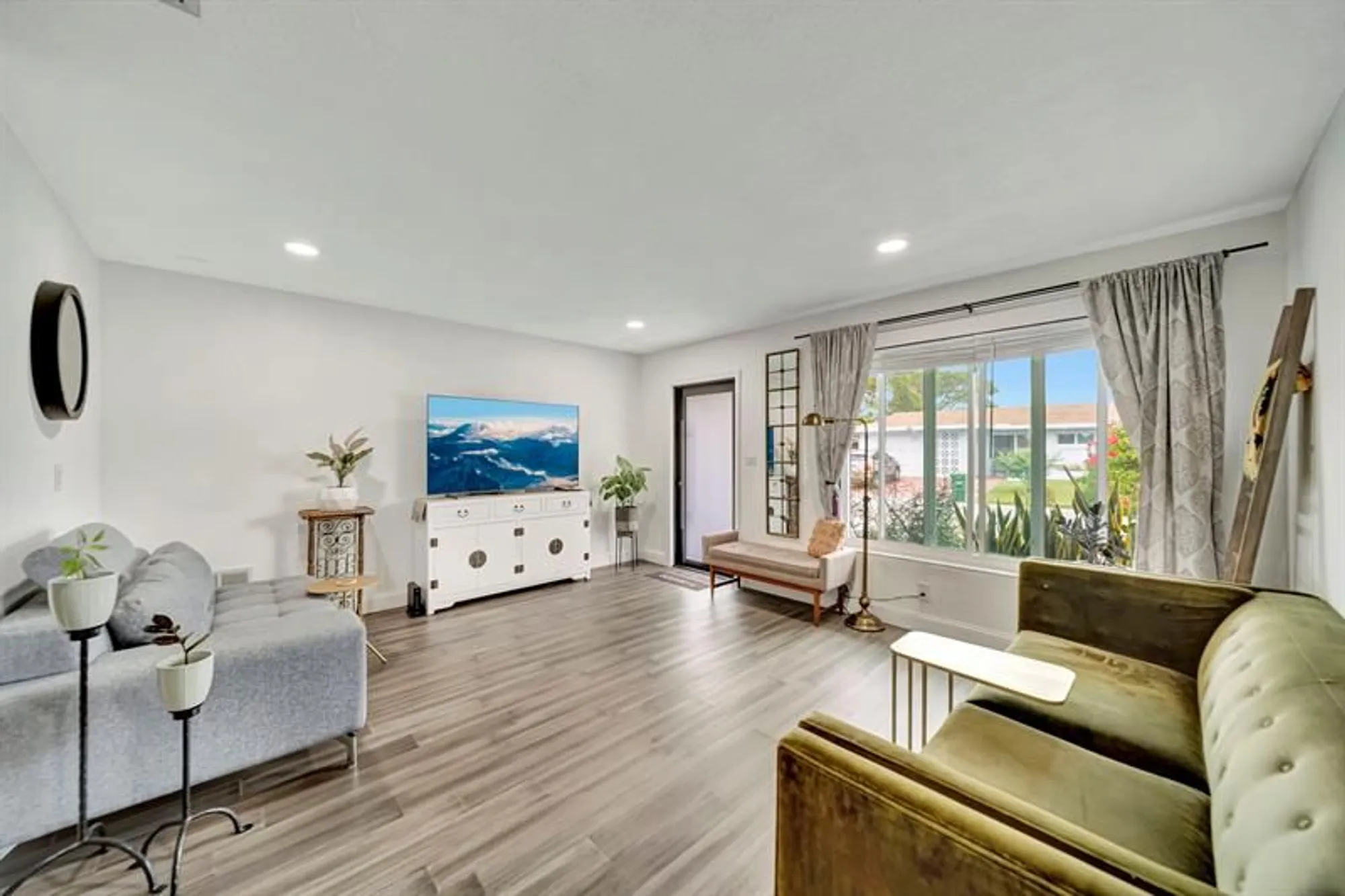 Property Slideshow image 20 of 39 | 4400 nw 45th ct, Tamarac, FL, 33319