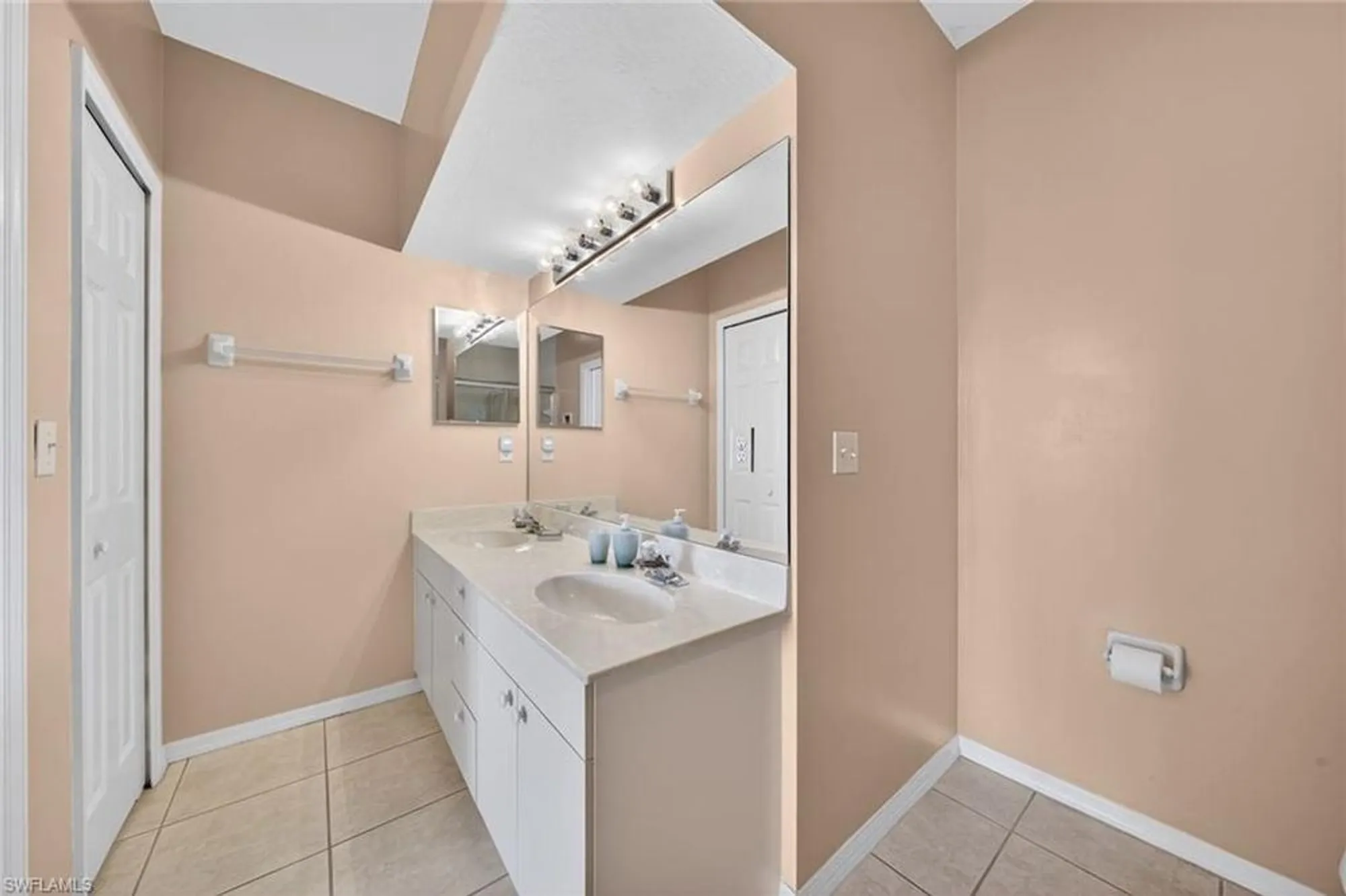 Property Slideshow image 18 of 48 | 3471 pointe creek ct 204, Bonita Springs, FL, 34134