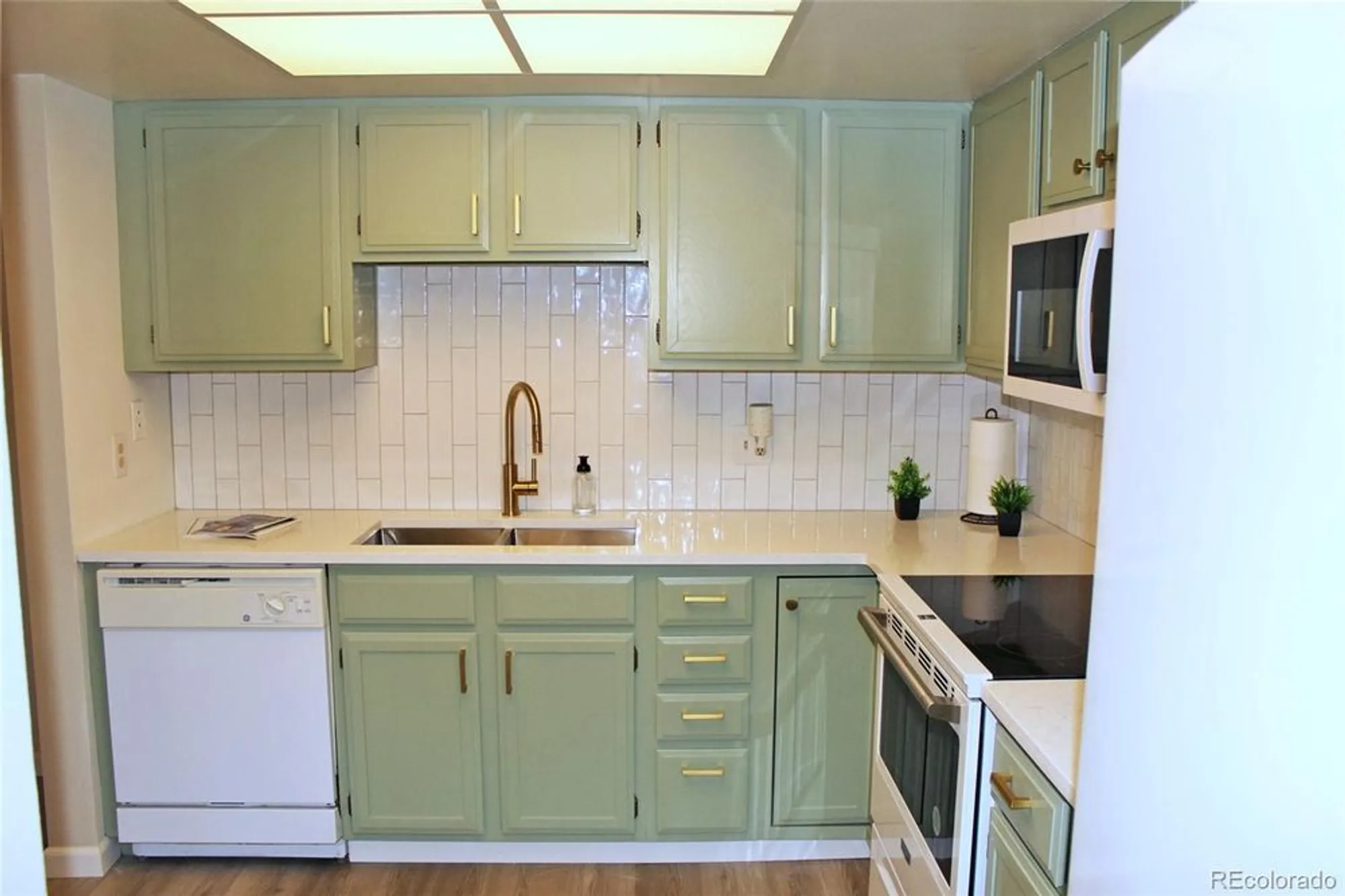 Property Slideshow image 8 of 22 | 13890 e marina dr apt 612, Aurora, CO, 80014