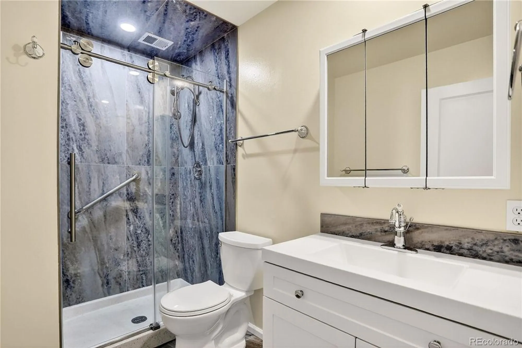 Property Slideshow image 5 of 28 | 3124 s wheeling way 404, Aurora, CO, 80014