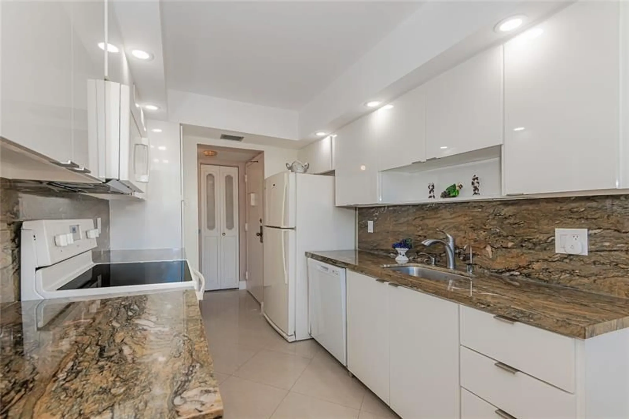 Property Slideshow image 13 of 26 | 1200 saint charles pl l19, Pembroke Pines, FL, 33026