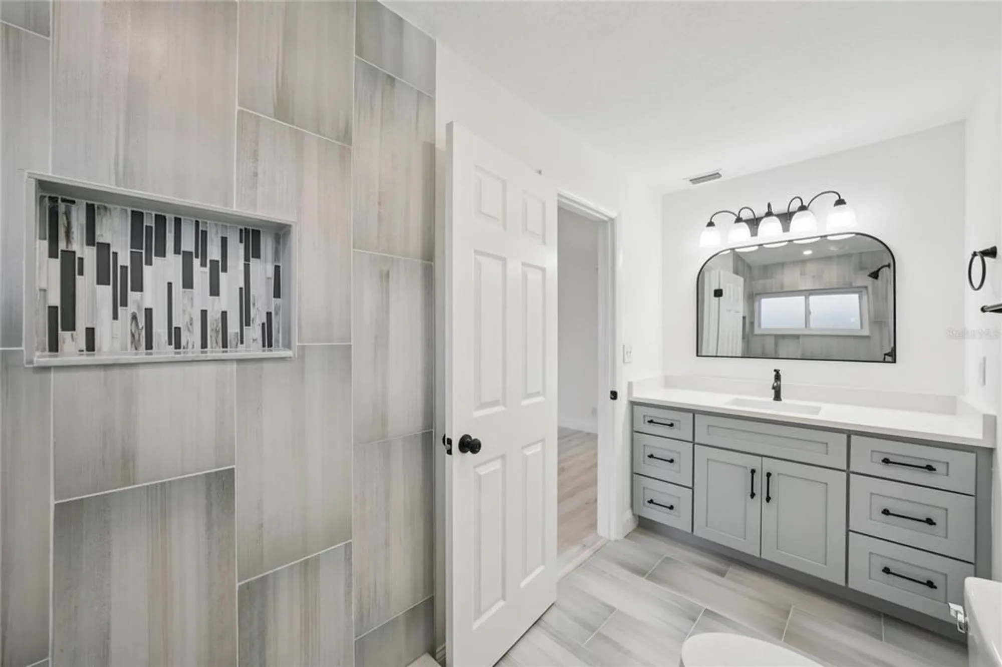 Property Slideshow image 17 of 58 | 9218 39th ln, Pinellas Park, FL, 33782