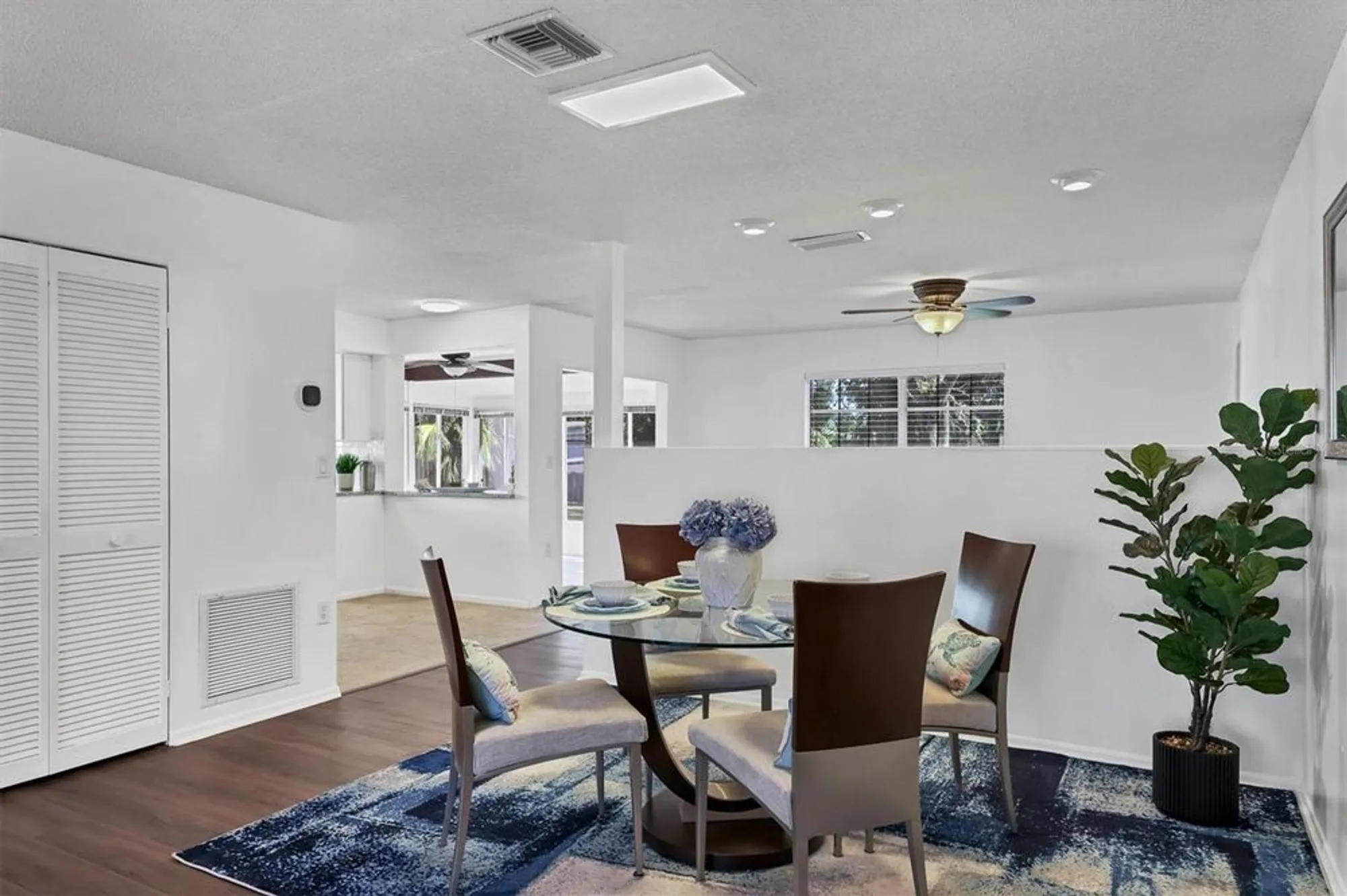 Property Slideshow image 9 of 44 | 4247 oakhurst cir 3033, Sarasota, FL, 34233