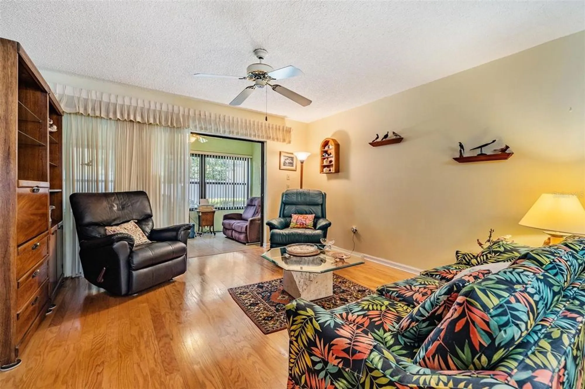 Property Slideshow image 14 of 35 | 2020 lakeview dr 102, Clearwater, FL, 33763
