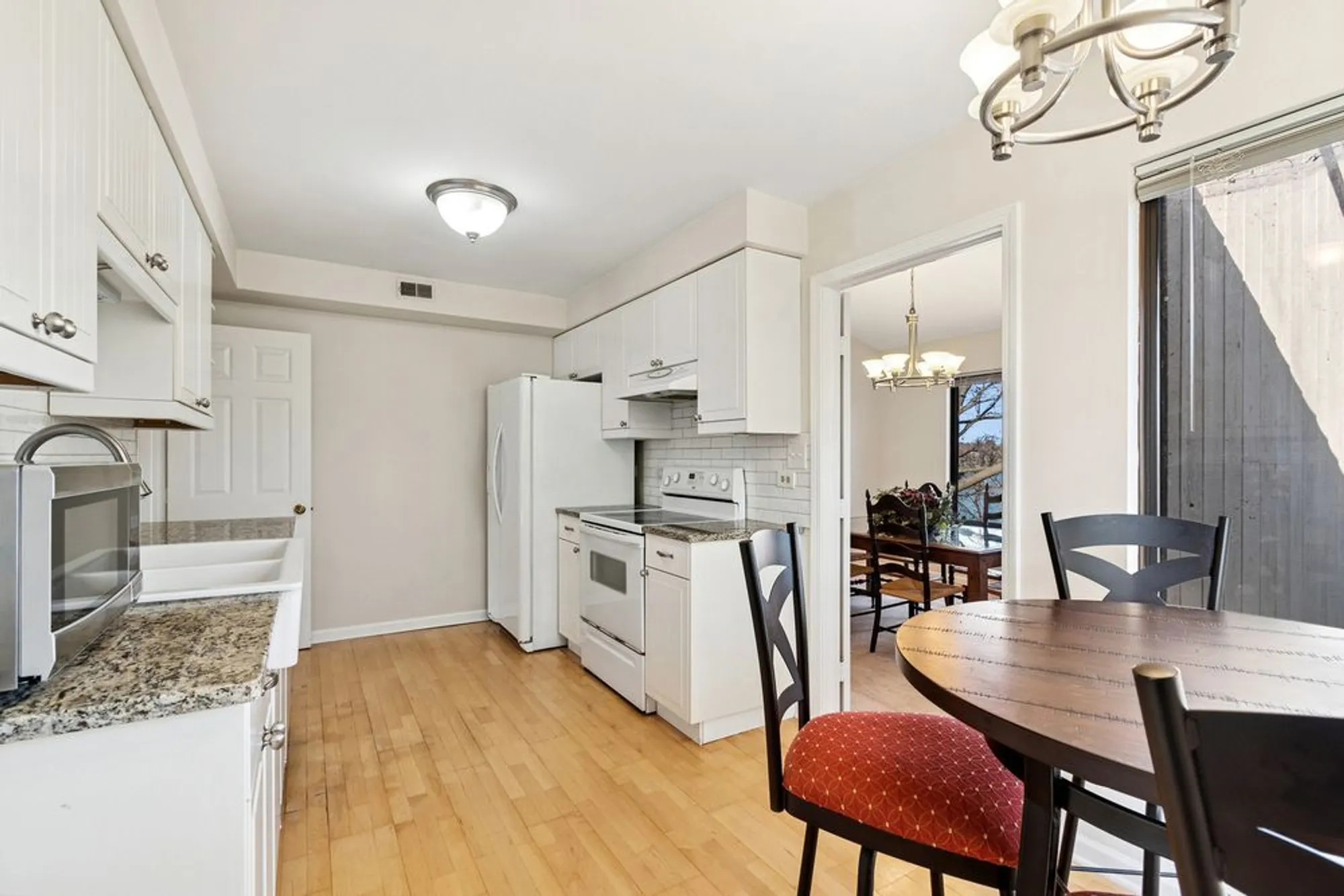 Property Slideshow image 13 of 45 | 33 shoreline rd b, Lake Barrington, IL, 60010