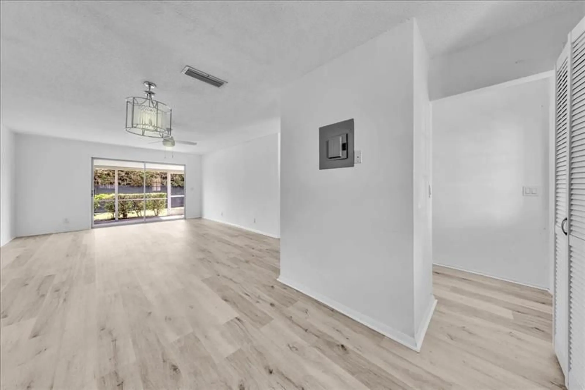 Property Slideshow image 12 of 38 | 123 amherst ln # 123, Lake Worth, FL, 33467