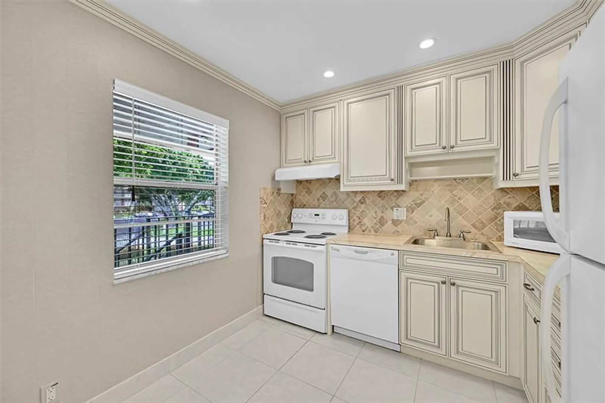 Property Slideshow image 6 of 42 | 23 abbey ln 202, Delray Beach, FL, 33446