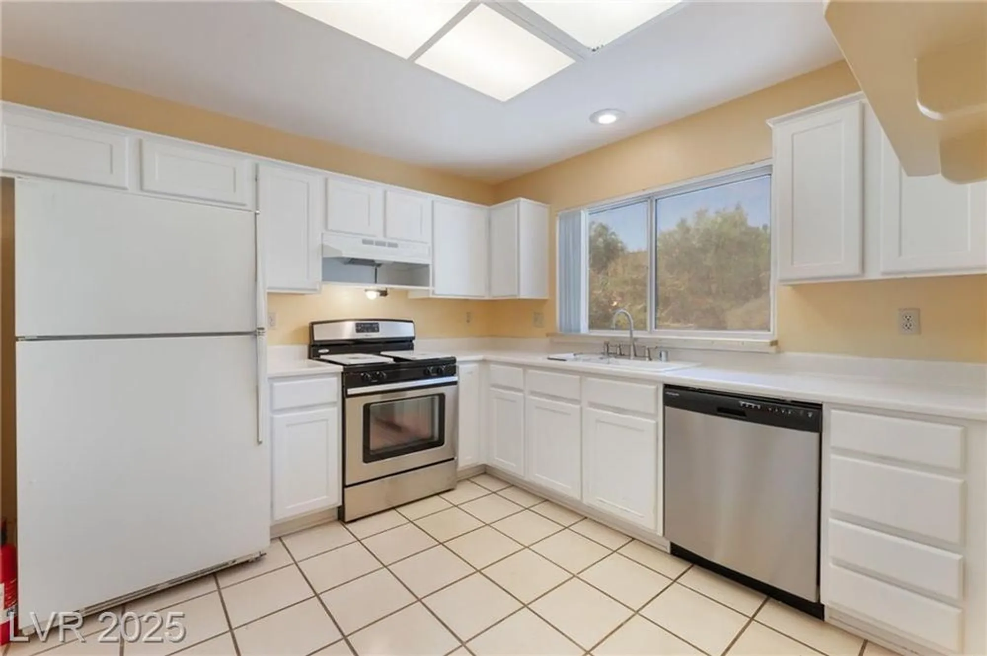 Property Slideshow image 10 of 31 | 2601 desert sands dr, Las Vegas, NV, 89134