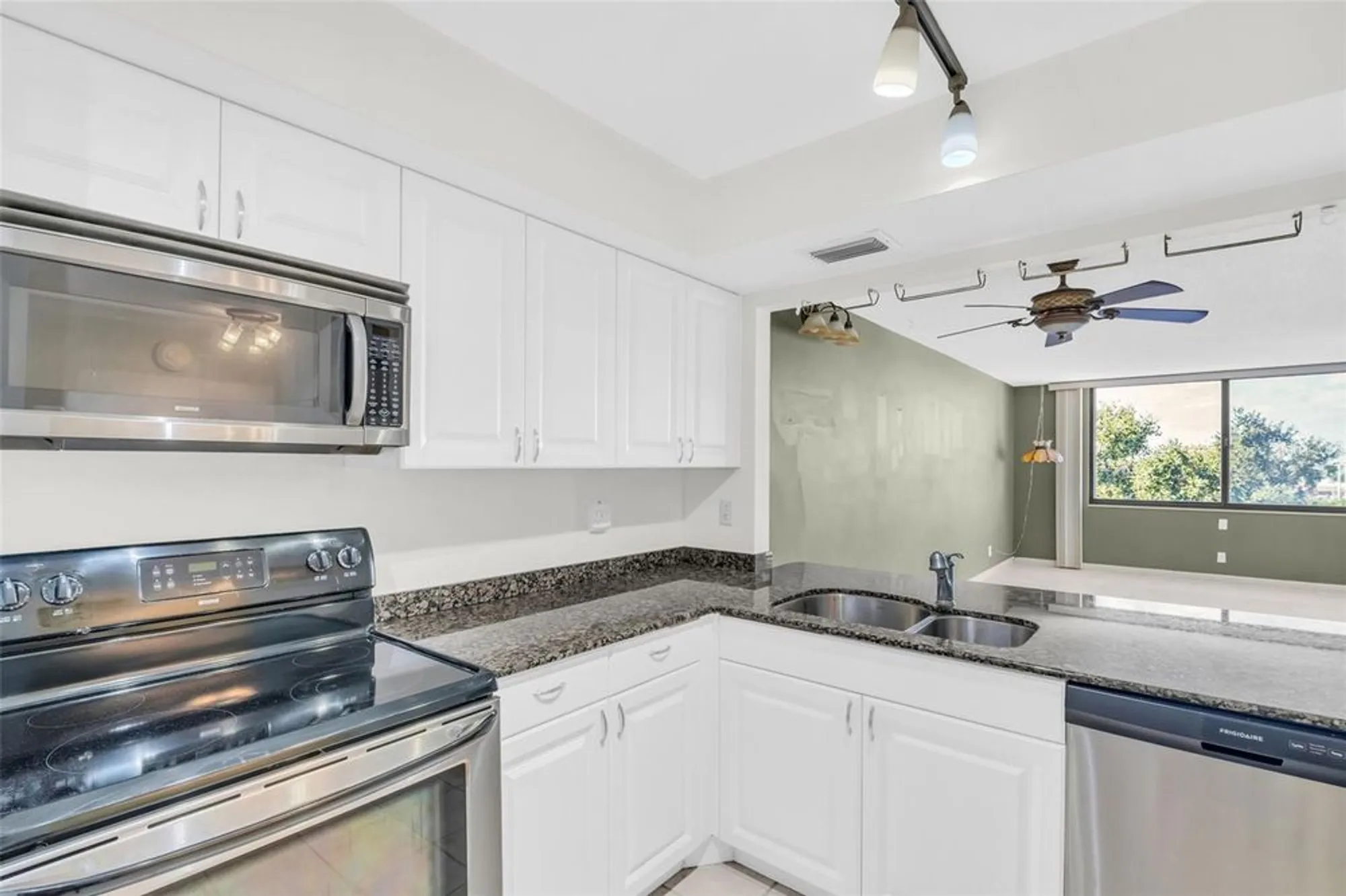 Property Slideshow image 7 of 49 | 6158 palma del mar blvd s apt 505, St Petersburg, FL, 33715