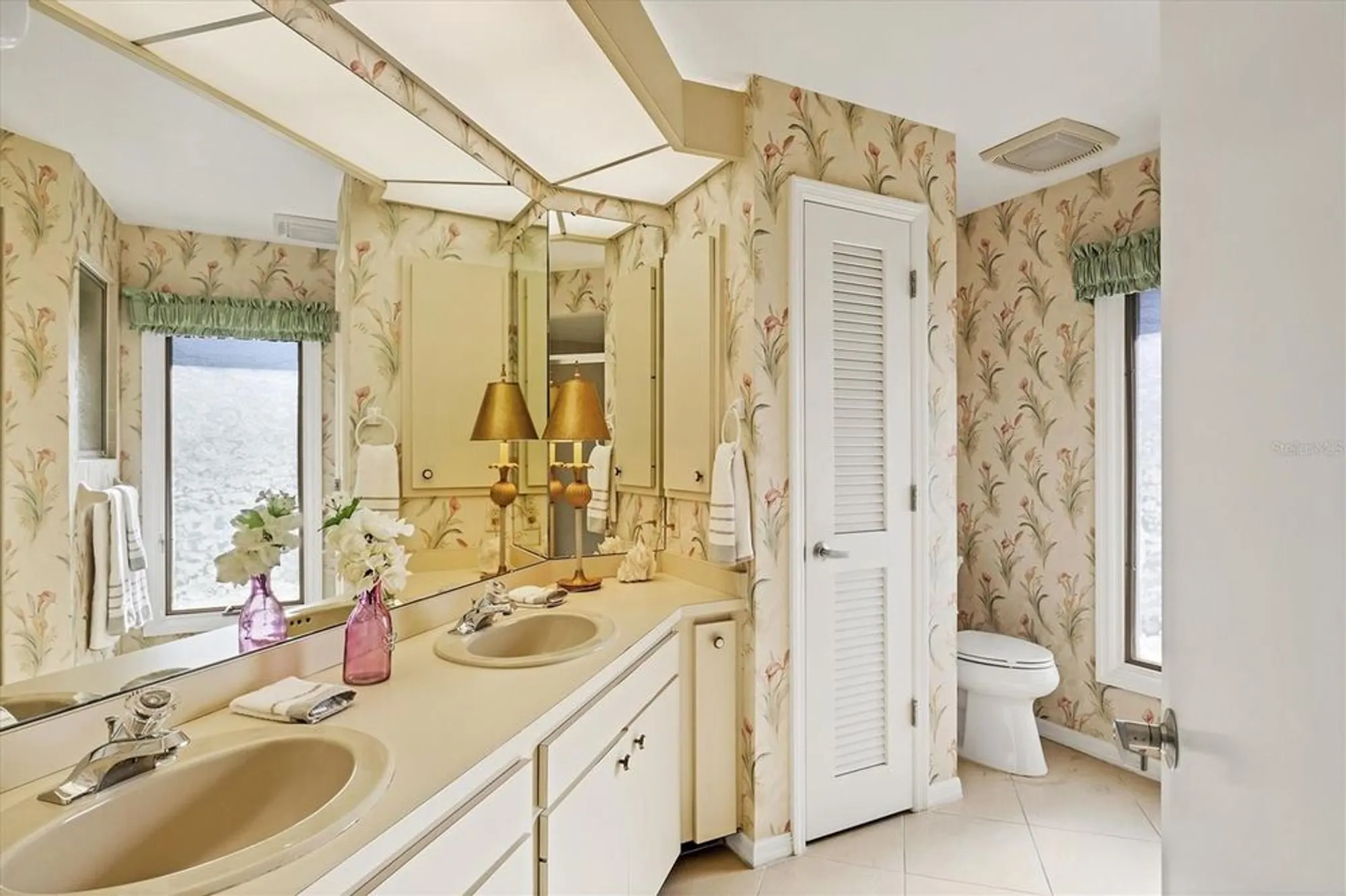 Property Slideshow image 21 of 59 | 3825 wilshire cir 1, Sarasota, FL, 34238