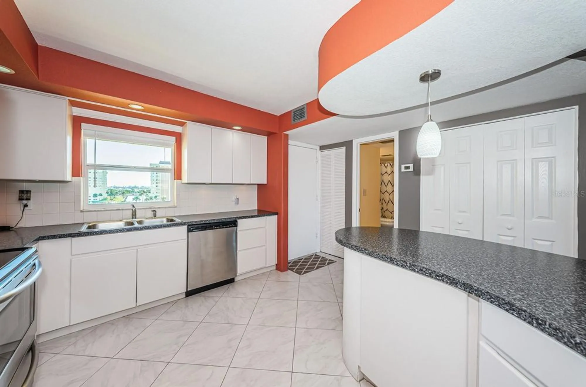 Property Slideshow image 8 of 54 | 4725 cove cir apt 604, Saint Petersburg, FL, 33708