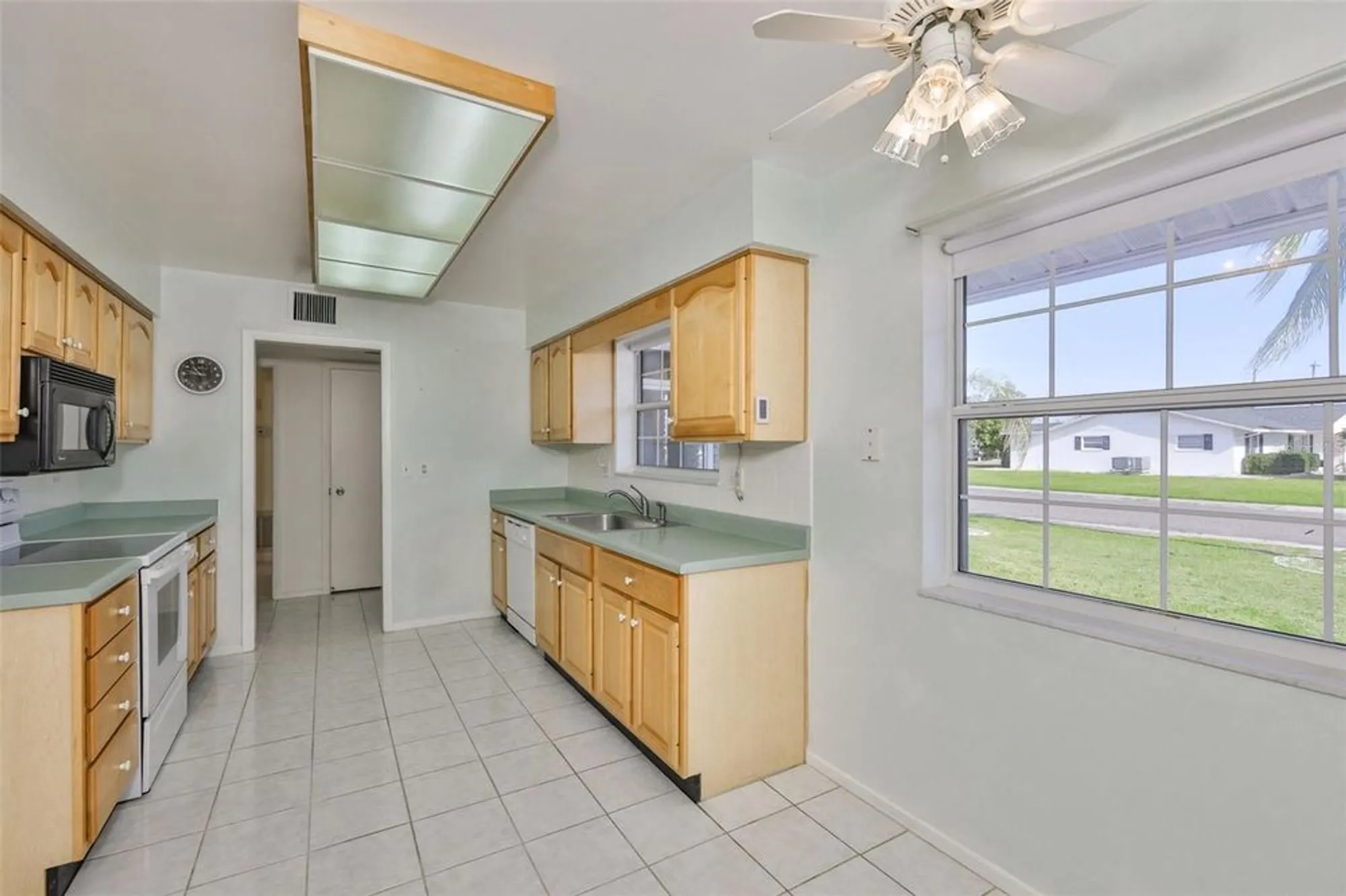 Property Slideshow image 34 of 63 | 1502 desert hills dr, Sun City Center, FL, 33573