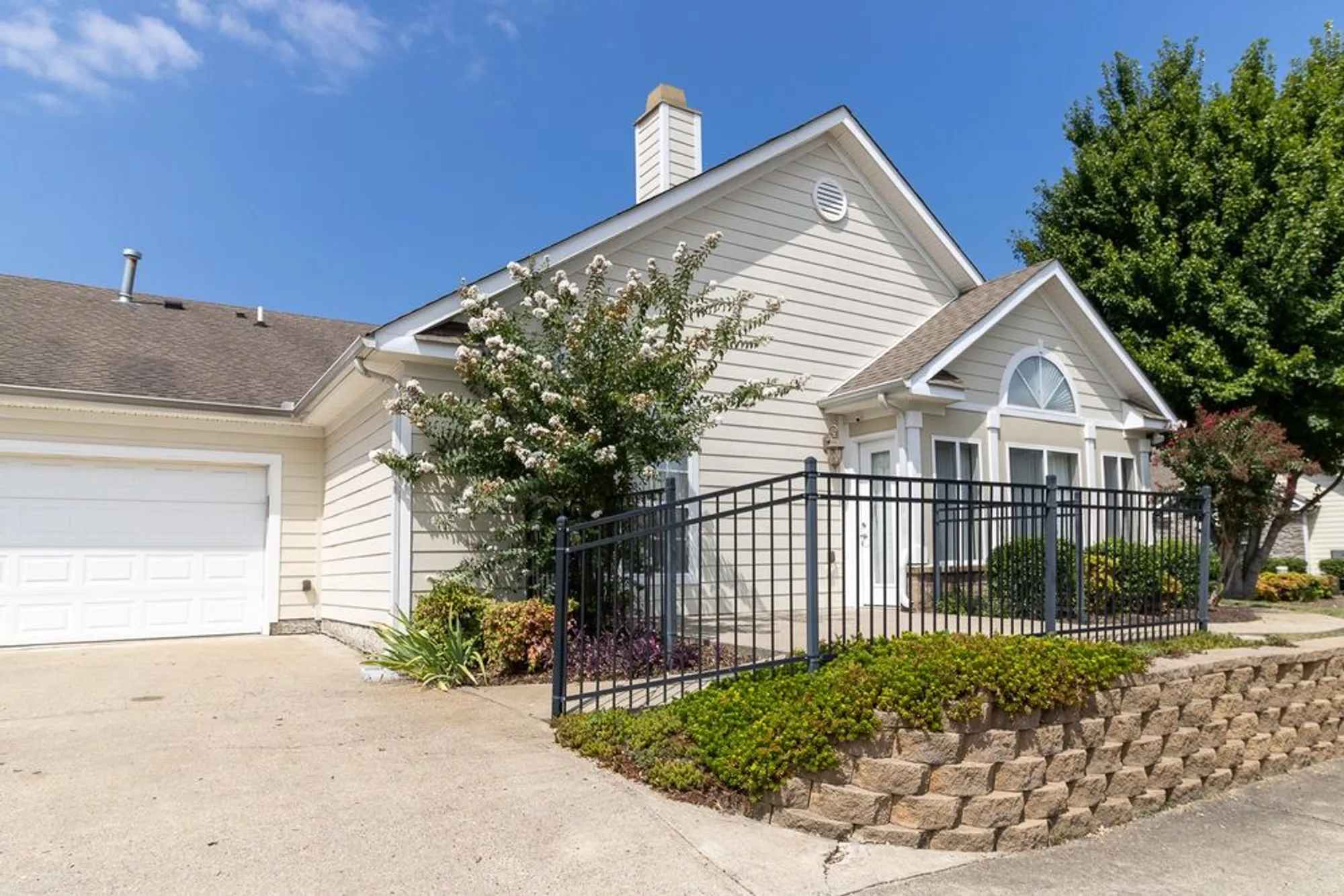 Property Slideshow image 8 of 29 | 825 s browns ln 1301, Gallatin, TN, 37066