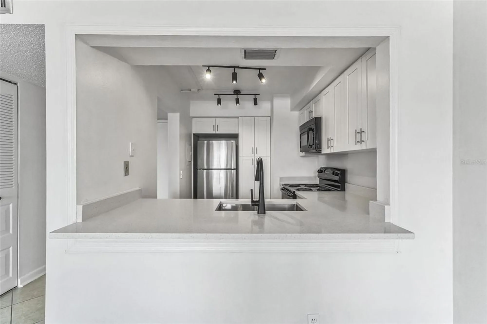 Property Slideshow image 4 of 37 | 6219 palma del mar blvd s apt 301, Saint Petersburg, FL, 33715