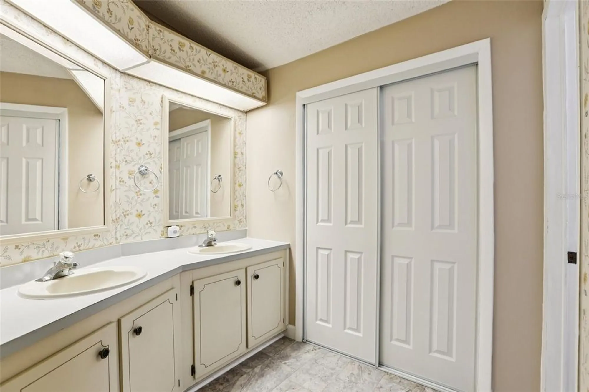 Property Slideshow image 25 of 42 | 4933 colonnades cir, Lakeland, FL, 33811