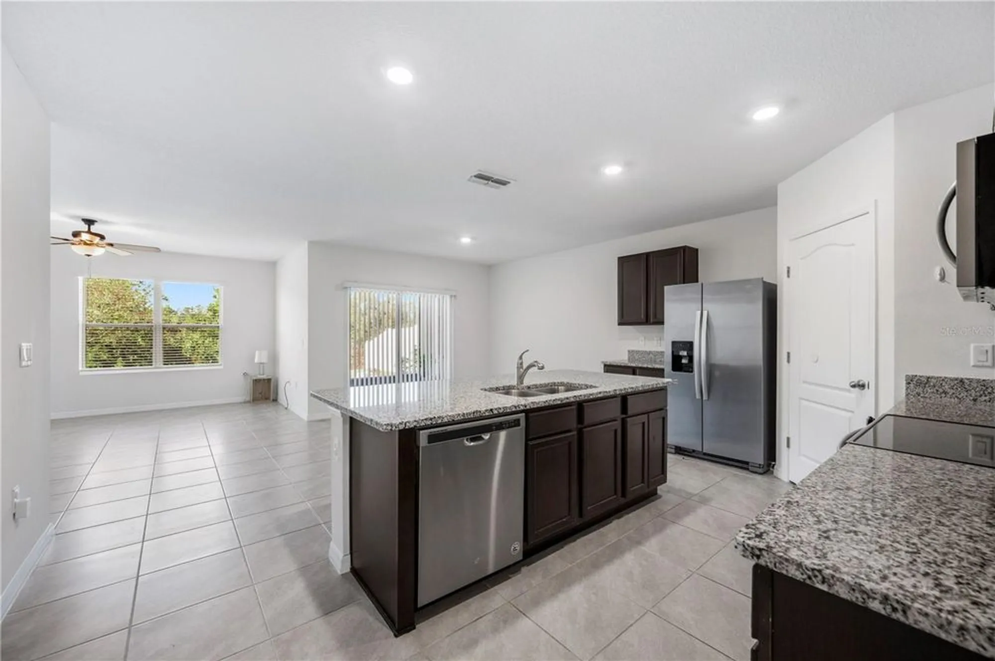 Property Slideshow image 16 of 41 | 2719 grandbury grove rd, Lakeland, FL, 33811