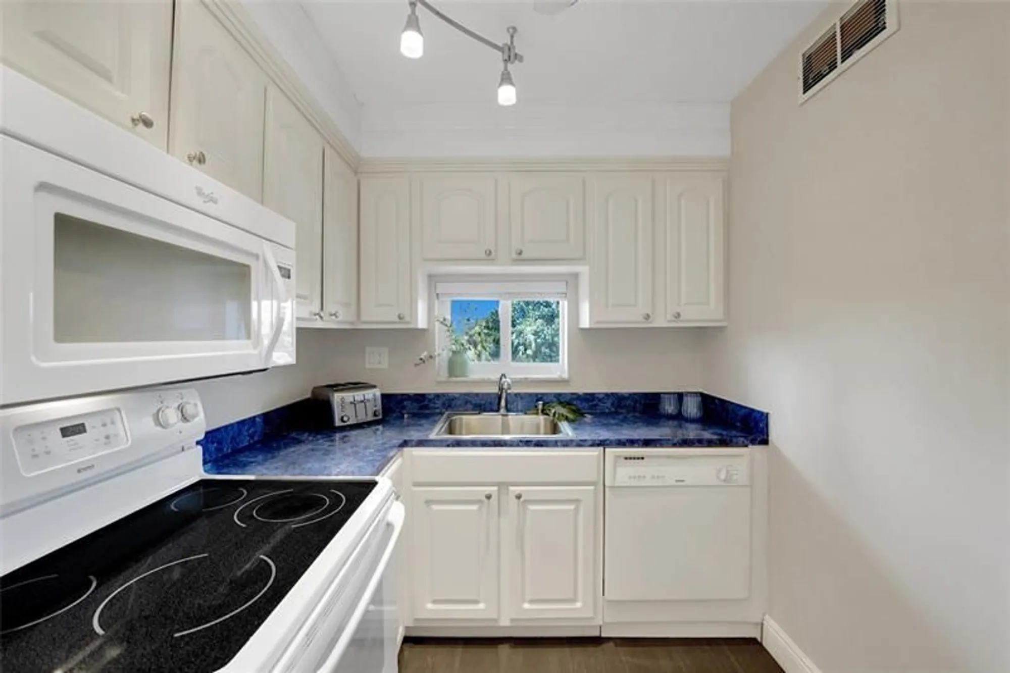 Property Slideshow image 8 of 50 | 8980 s hollybrook blvd 304, Pembroke Pines, FL, 33025