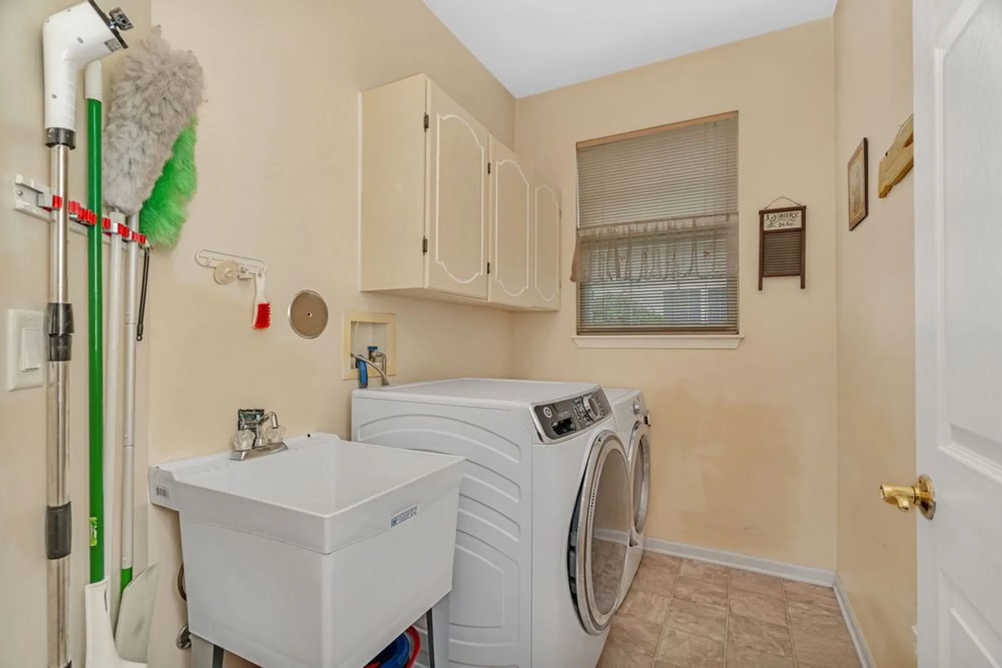 Property Slideshow image 21 of 32 | 21201 lily lake ln, Crest Hill, IL, 60403