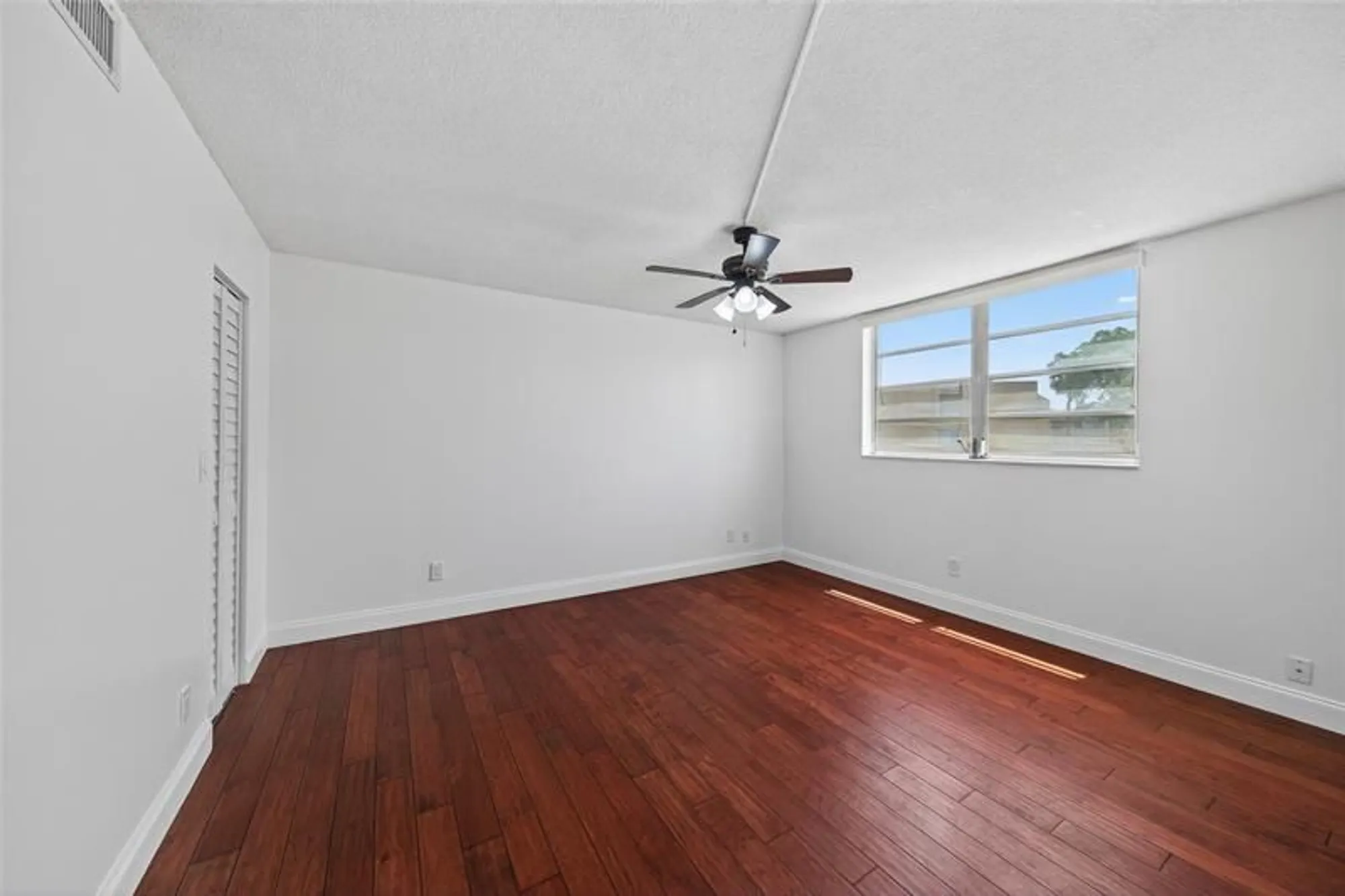 Property Slideshow image 13 of 33 | 6070 nw 64th ave 212, Tamarac, FL, 33319