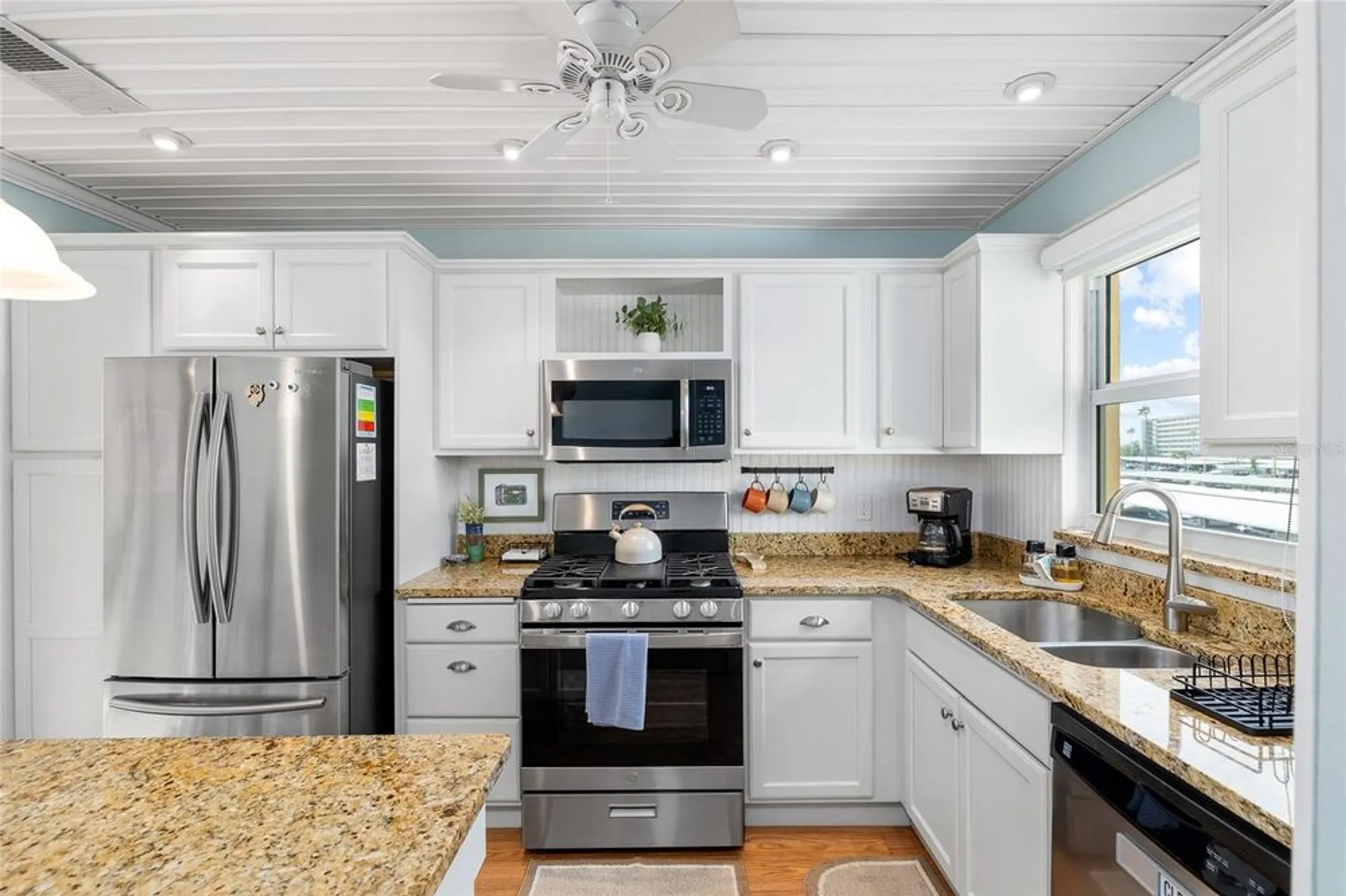 Property Slideshow image 6 of 39 | 6075 shore blvd 215, Gulfport, FL, 33707