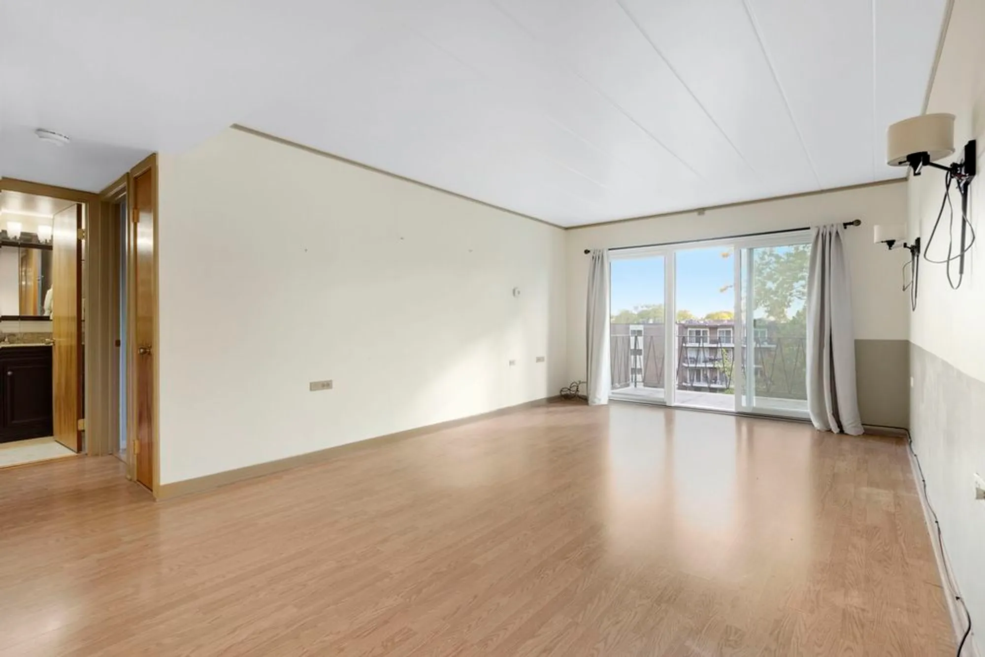 Property Slideshow image 7 of 15 | 5300 walnut ave 18e, Downers Grove, IL, 60515