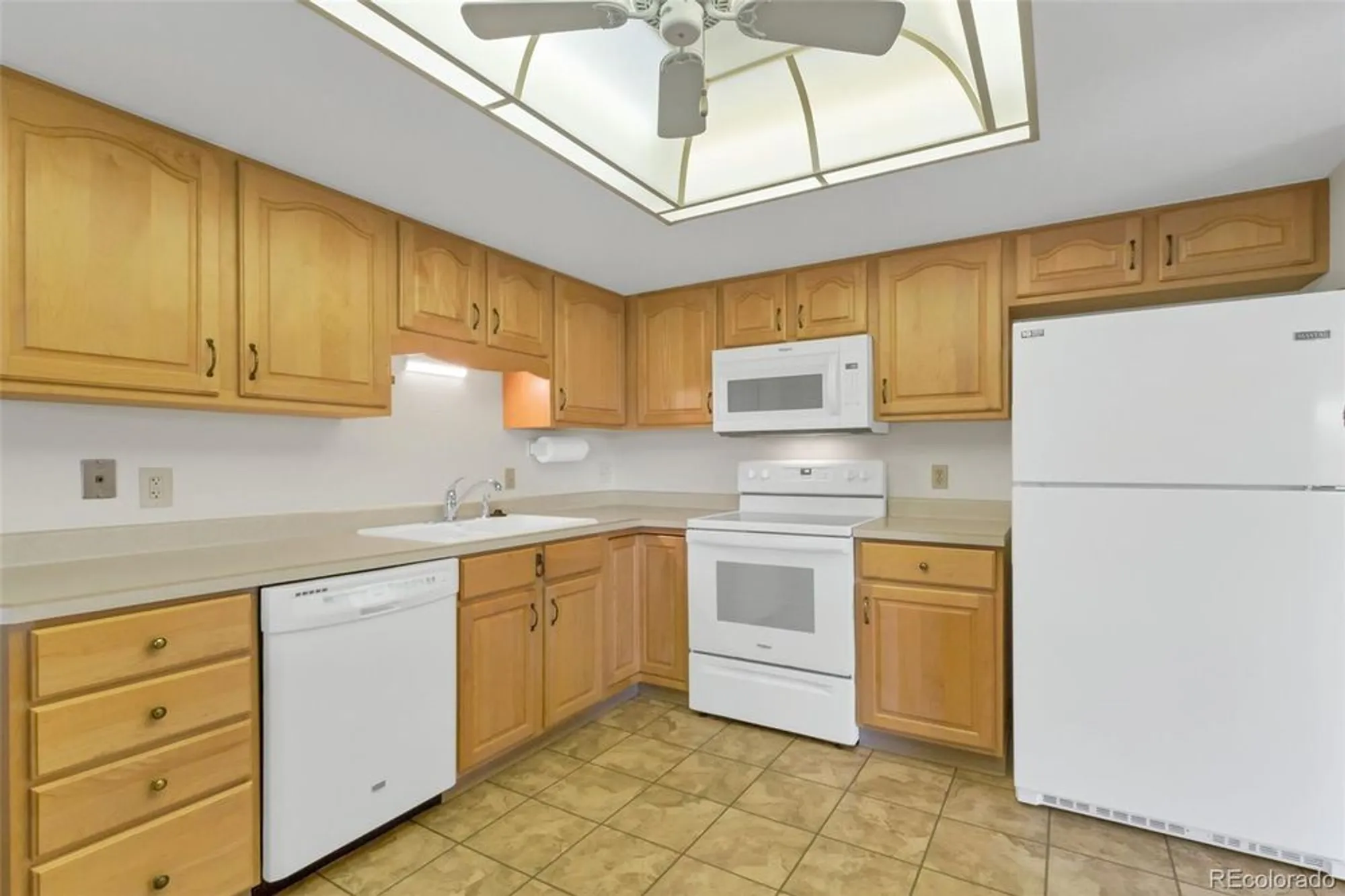 Property Slideshow image 9 of 47 | 14102 e linvale pl 501, Aurora, CO, 80014