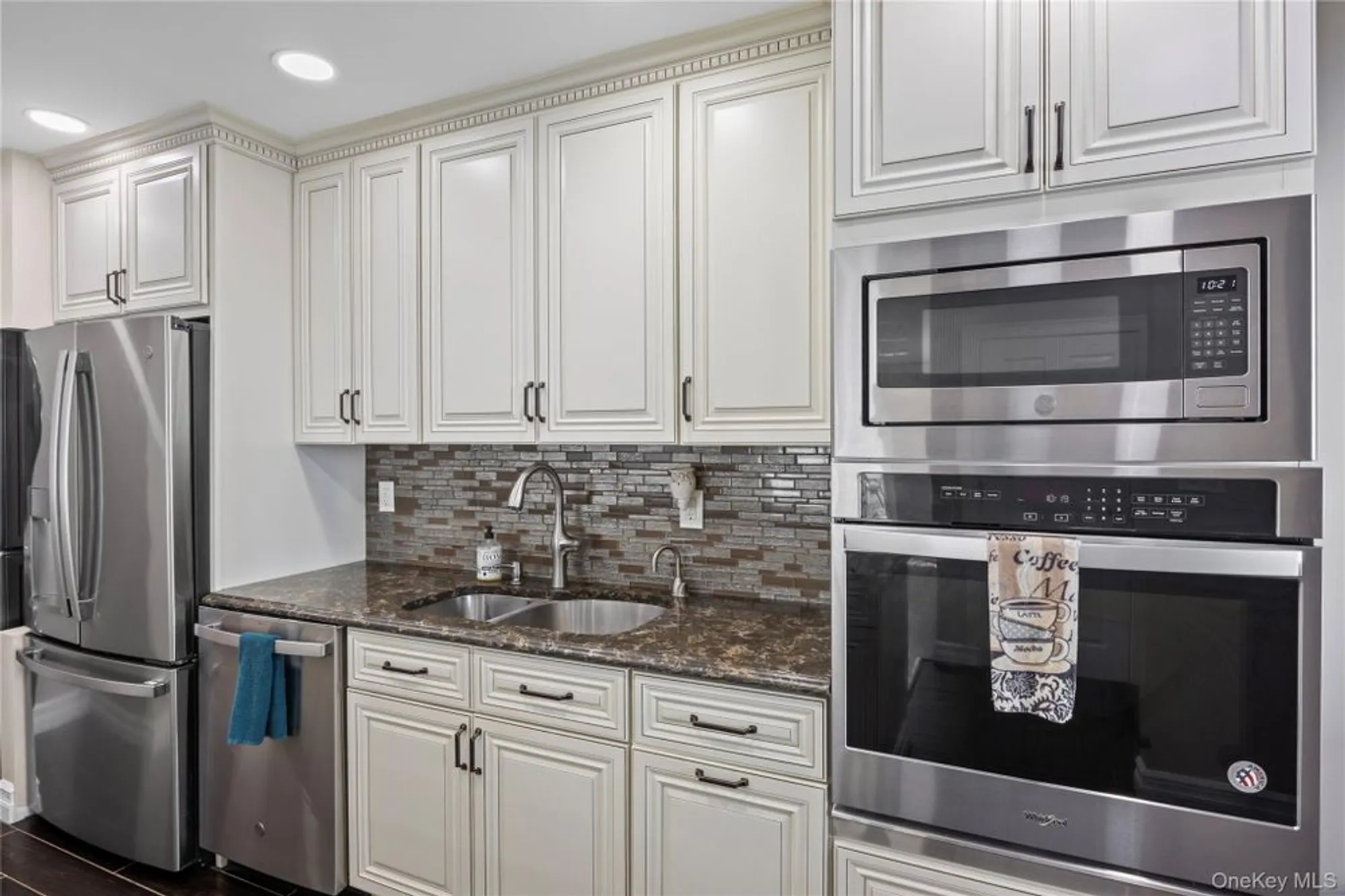 Property Slideshow image 4 of 35 | 204 bentley ct 204, Smithtown, NY, 11780