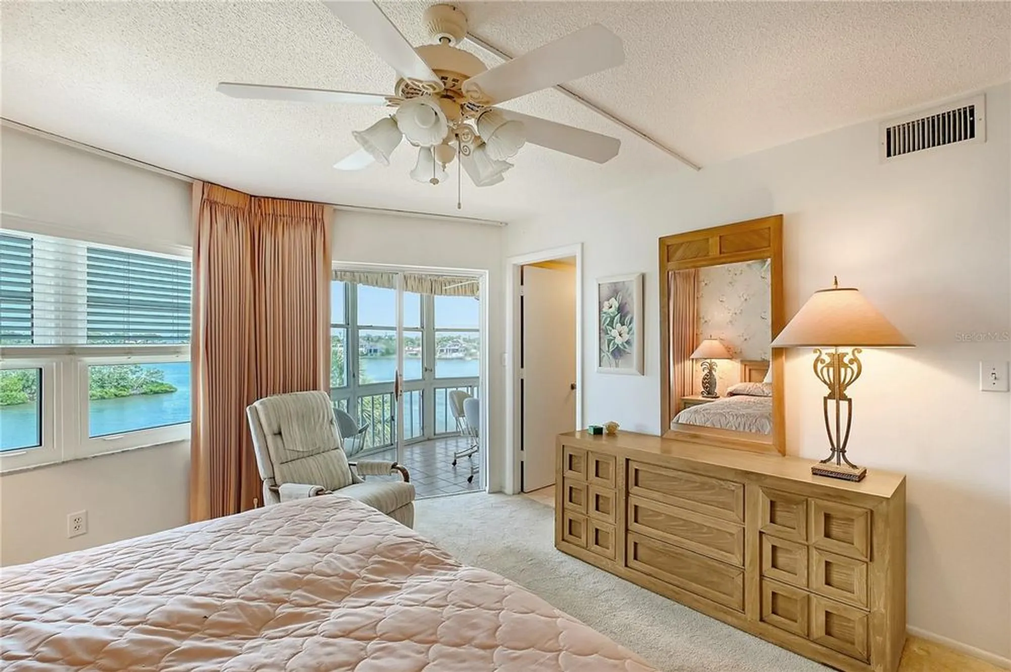 Property Slideshow image 16 of 37 | 1350 n portofino dr apt 402, Sarasota, FL, 34242