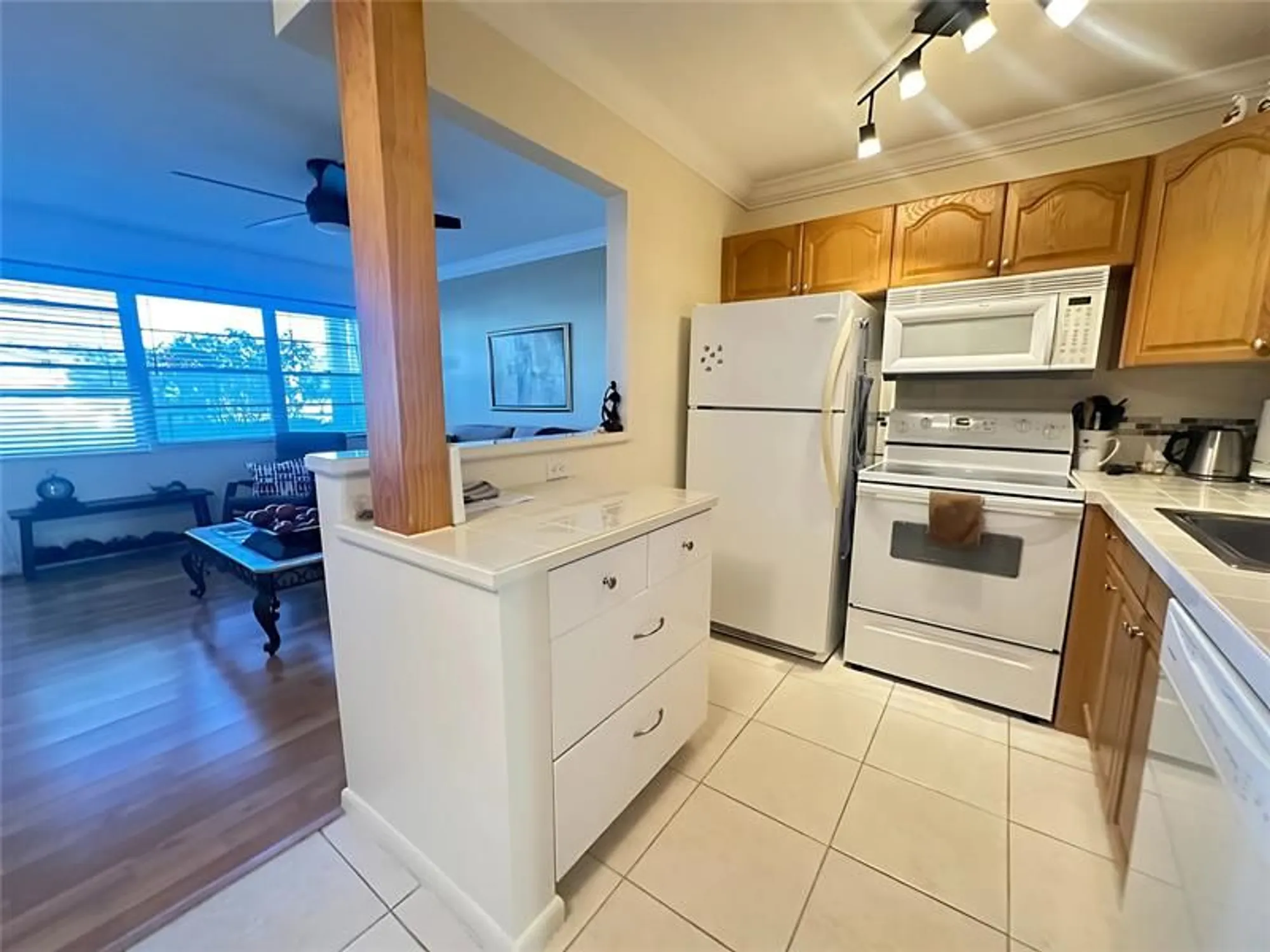 Property Slideshow image 8 of 40 | 1009 harwood c # 1009, Deerfield Beach, FL, 33442