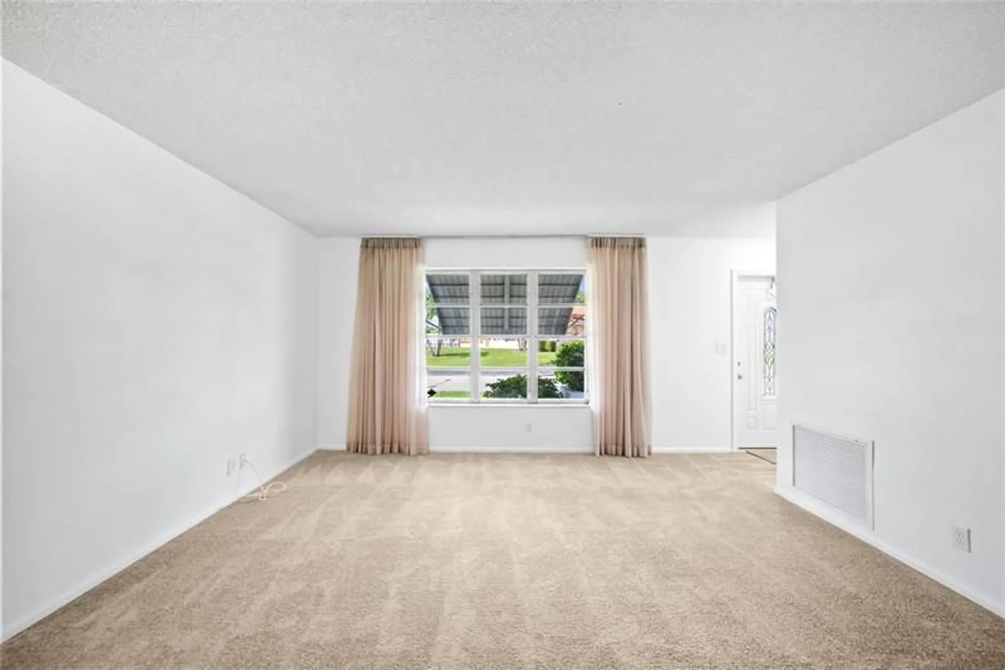 Property Slideshow image 11 of 34 | 4524 nw 43rd ave, Tamarac, FL, 33319