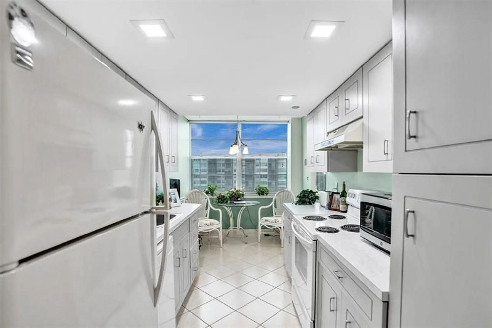 Property Slideshow image 6 of 71 | 1100 saint charles pl 612, Pembroke Pines, FL, 33026