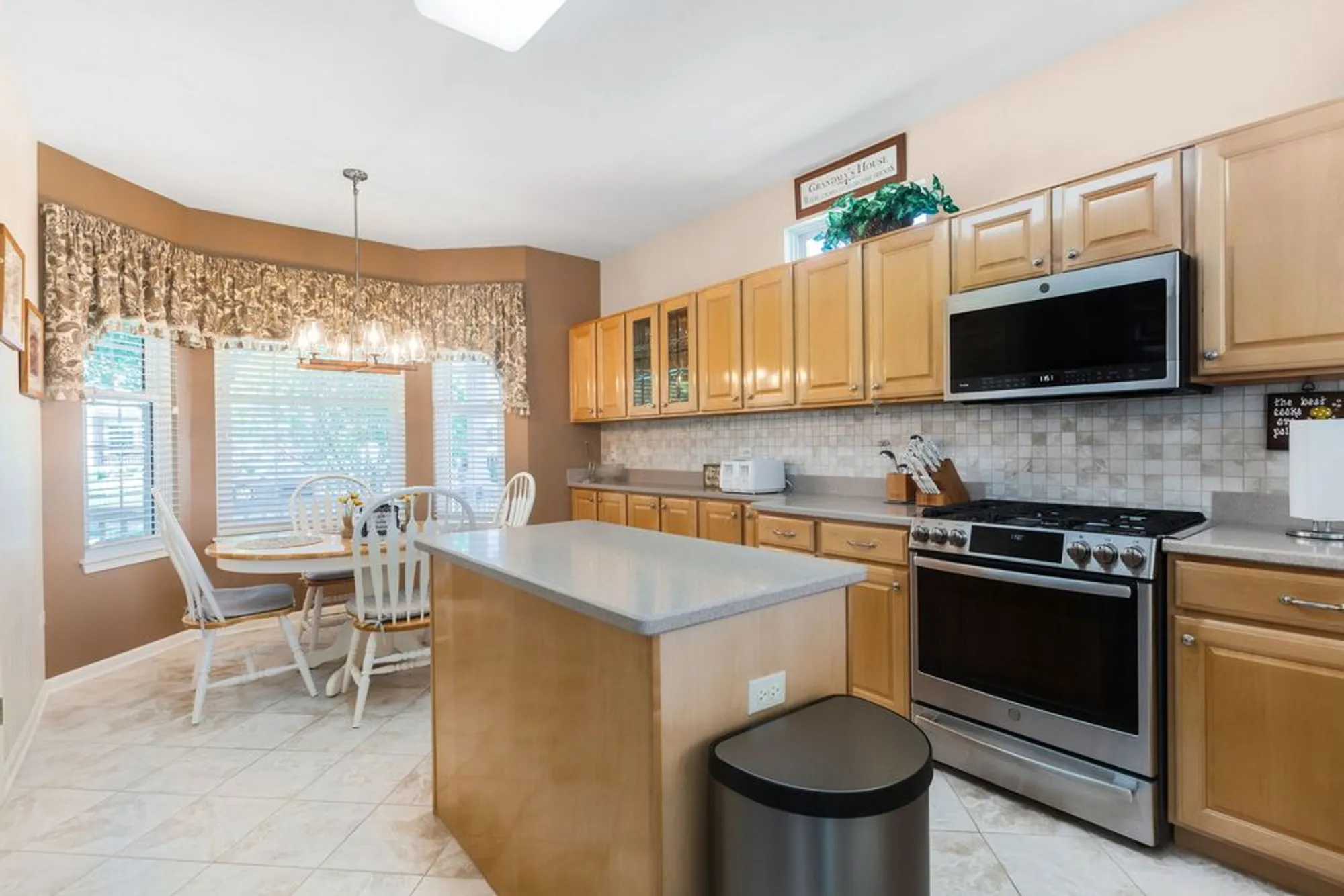 Property Slideshow image 11 of 25 | 12078 spring creek dr, Huntley, IL, 60142