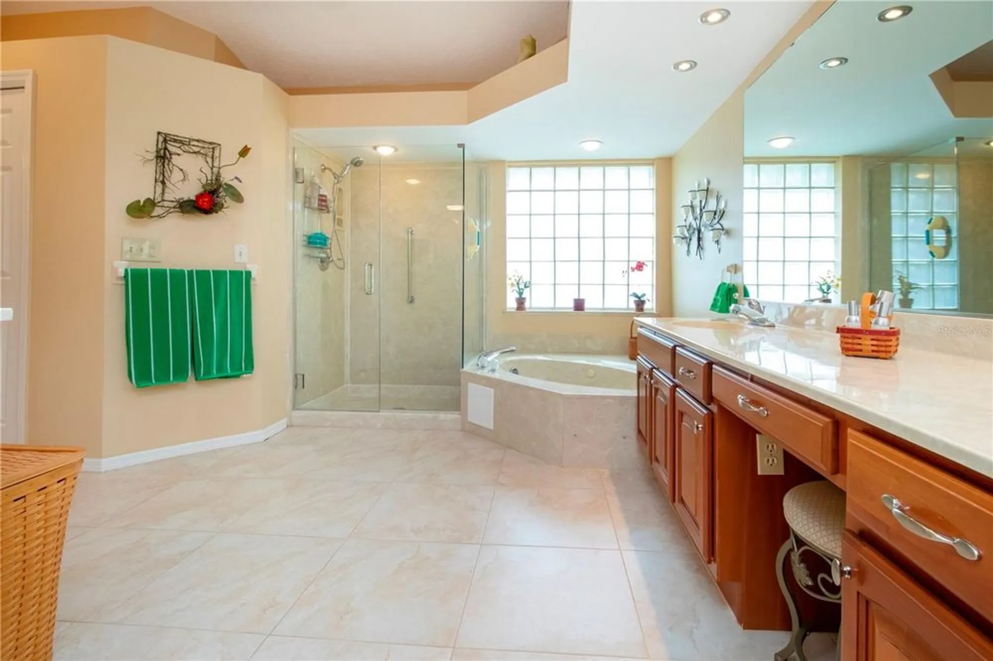 Property Slideshow image 31 of 61 | 2039 berry roberts dr, Sun City Center, FL, 33573