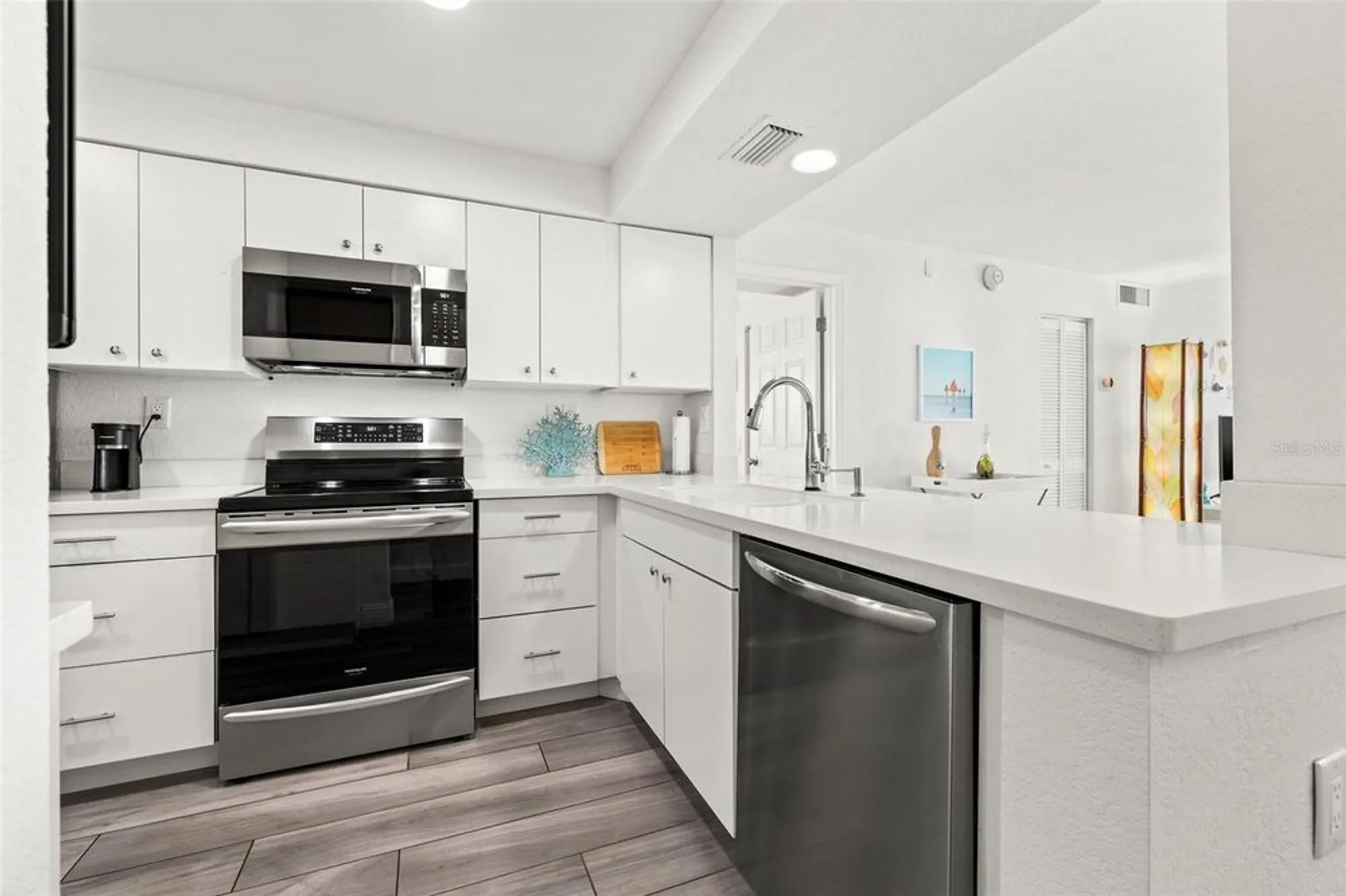 Property Slideshow image 6 of 38 | 6265 sun blvd apt 101, Saint Petersburg, FL, 33715